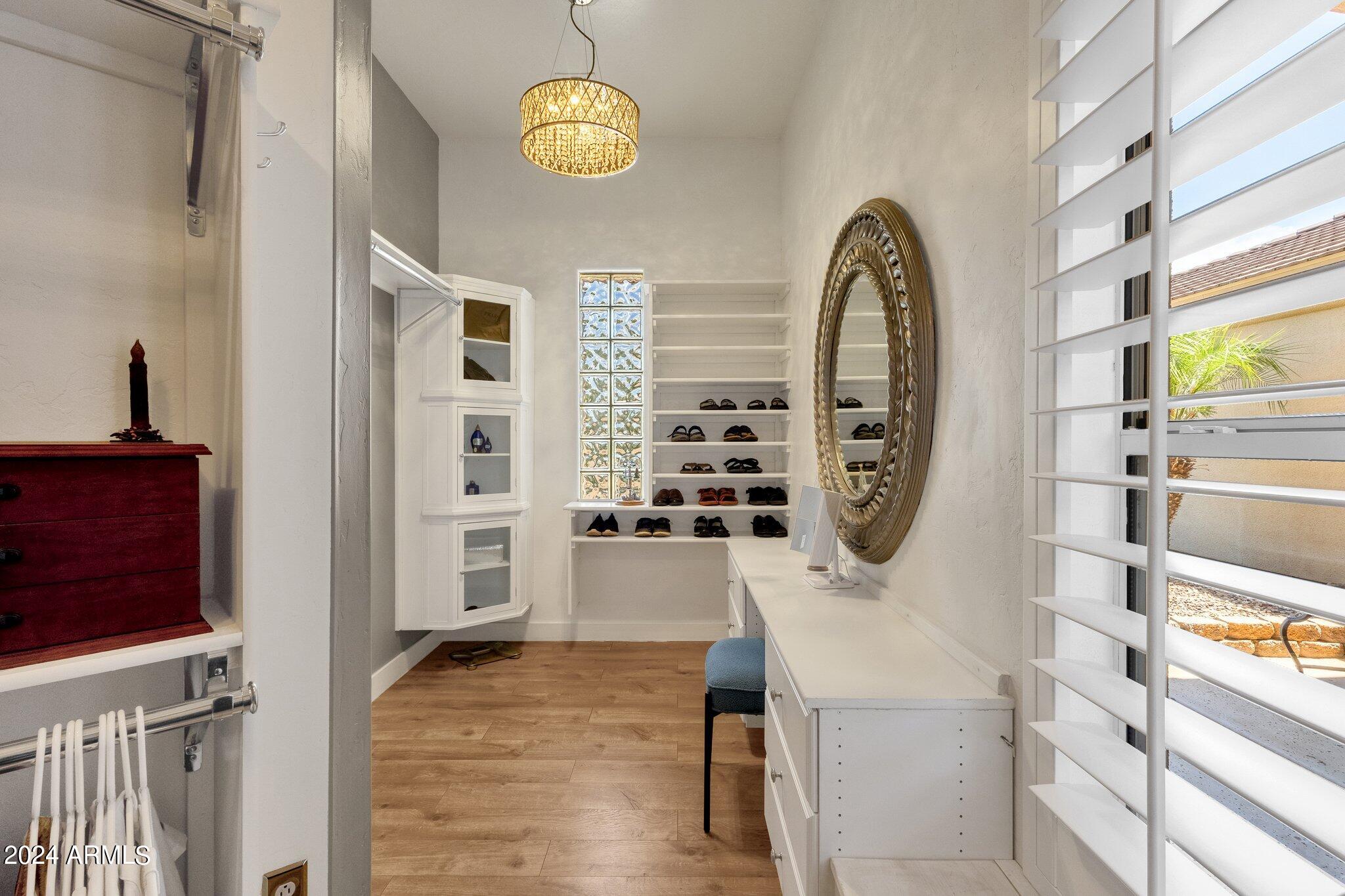 2512 E ARROWHEAD Trail