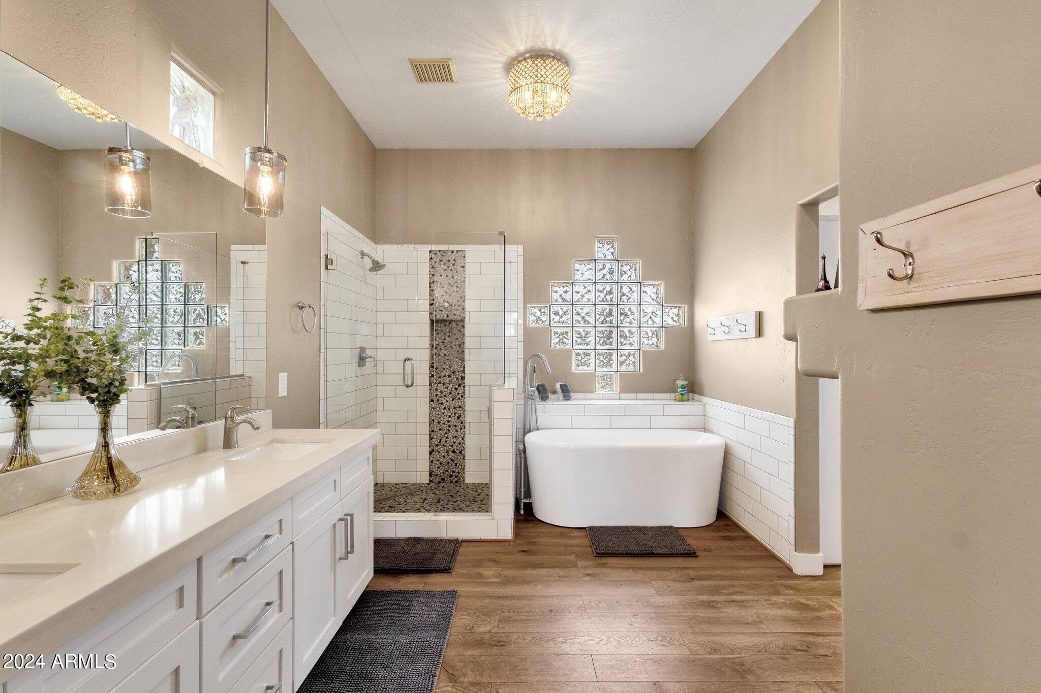 2512 E ARROWHEAD Trail