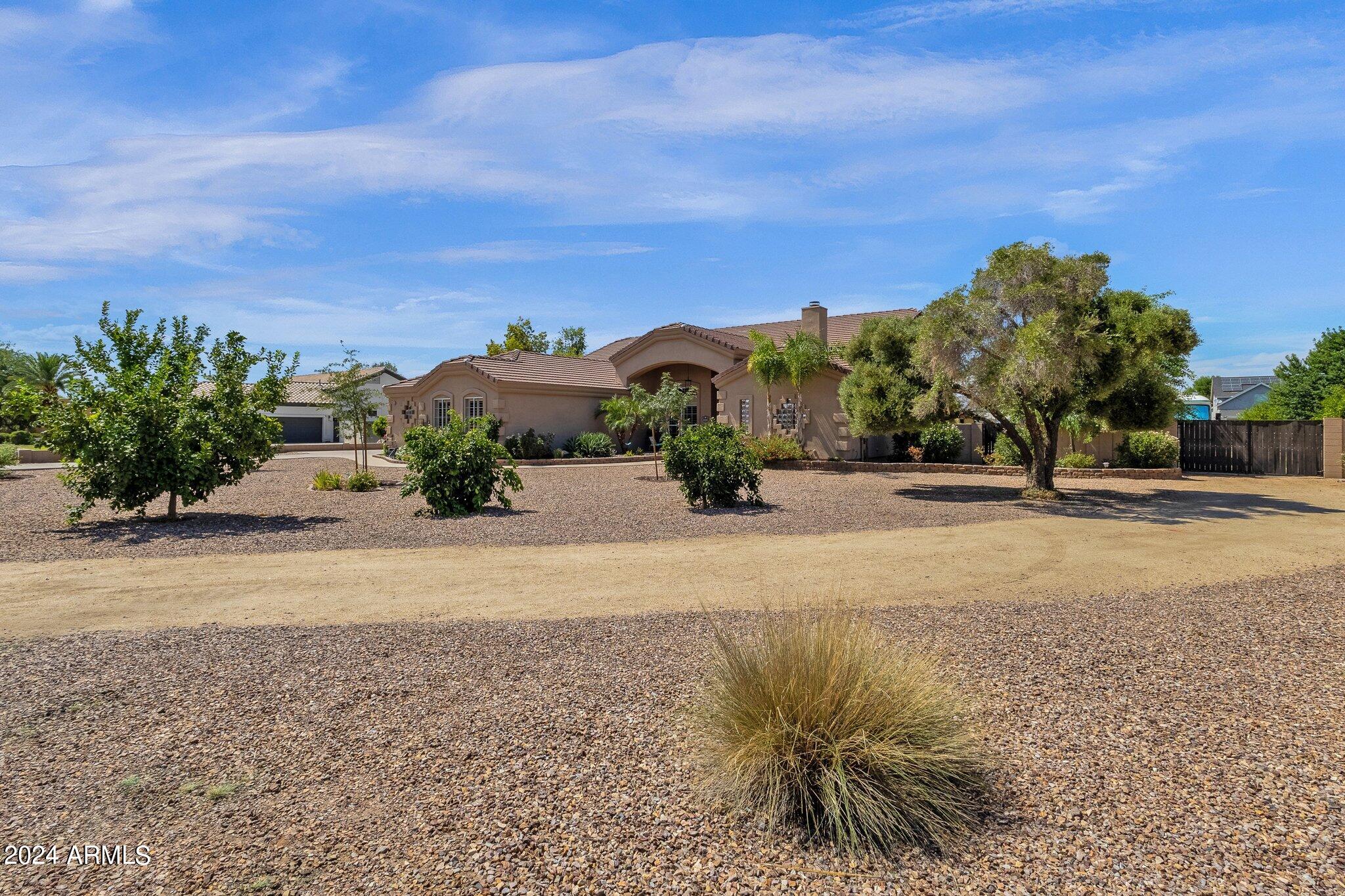 2512 E ARROWHEAD Trail