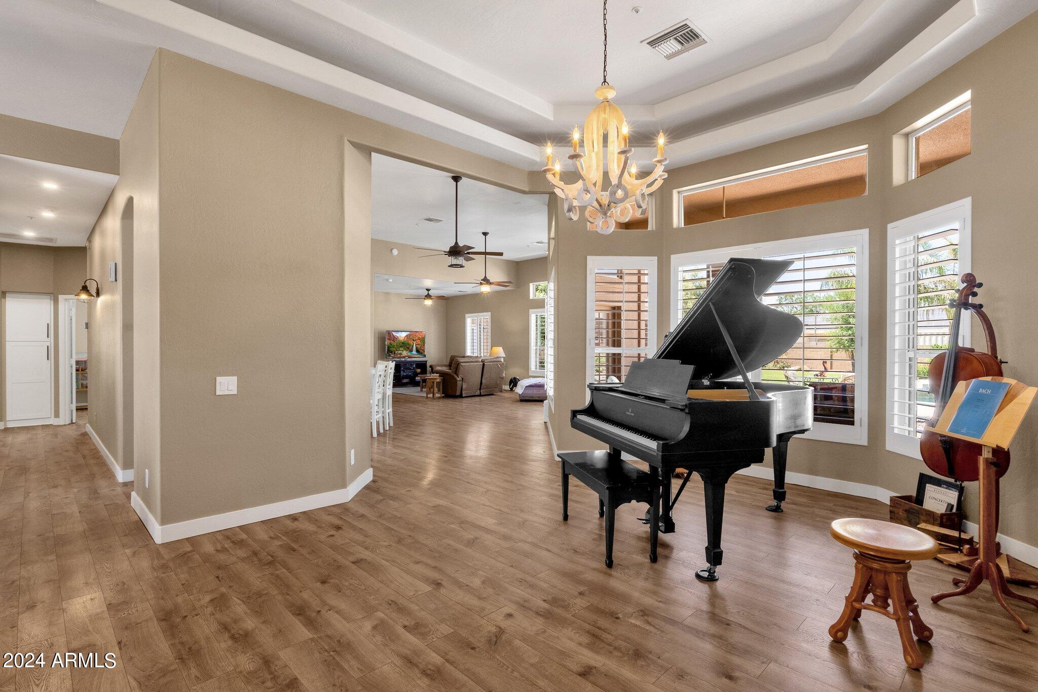 2512 E ARROWHEAD Trail