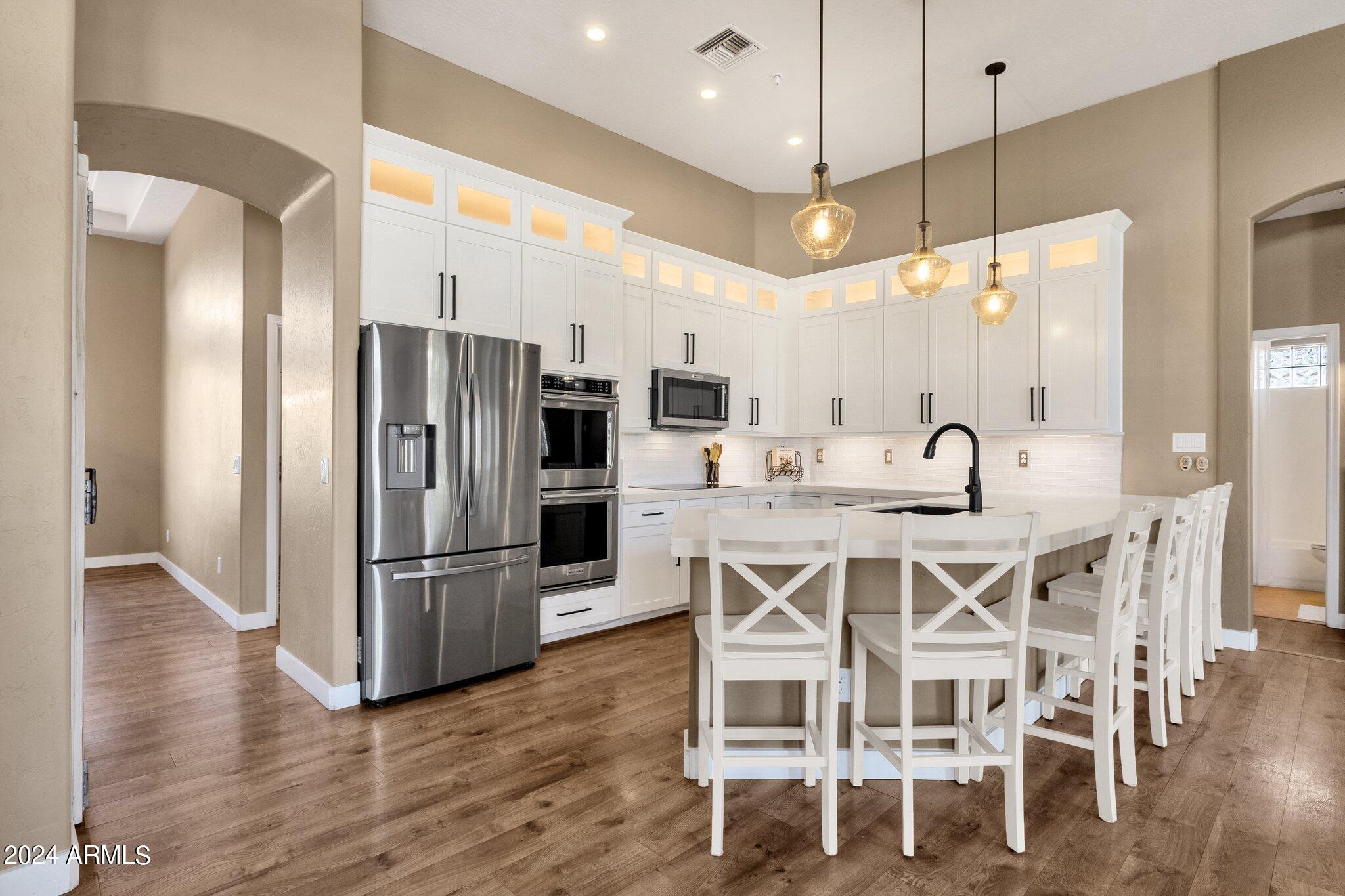 2512 E ARROWHEAD Trail