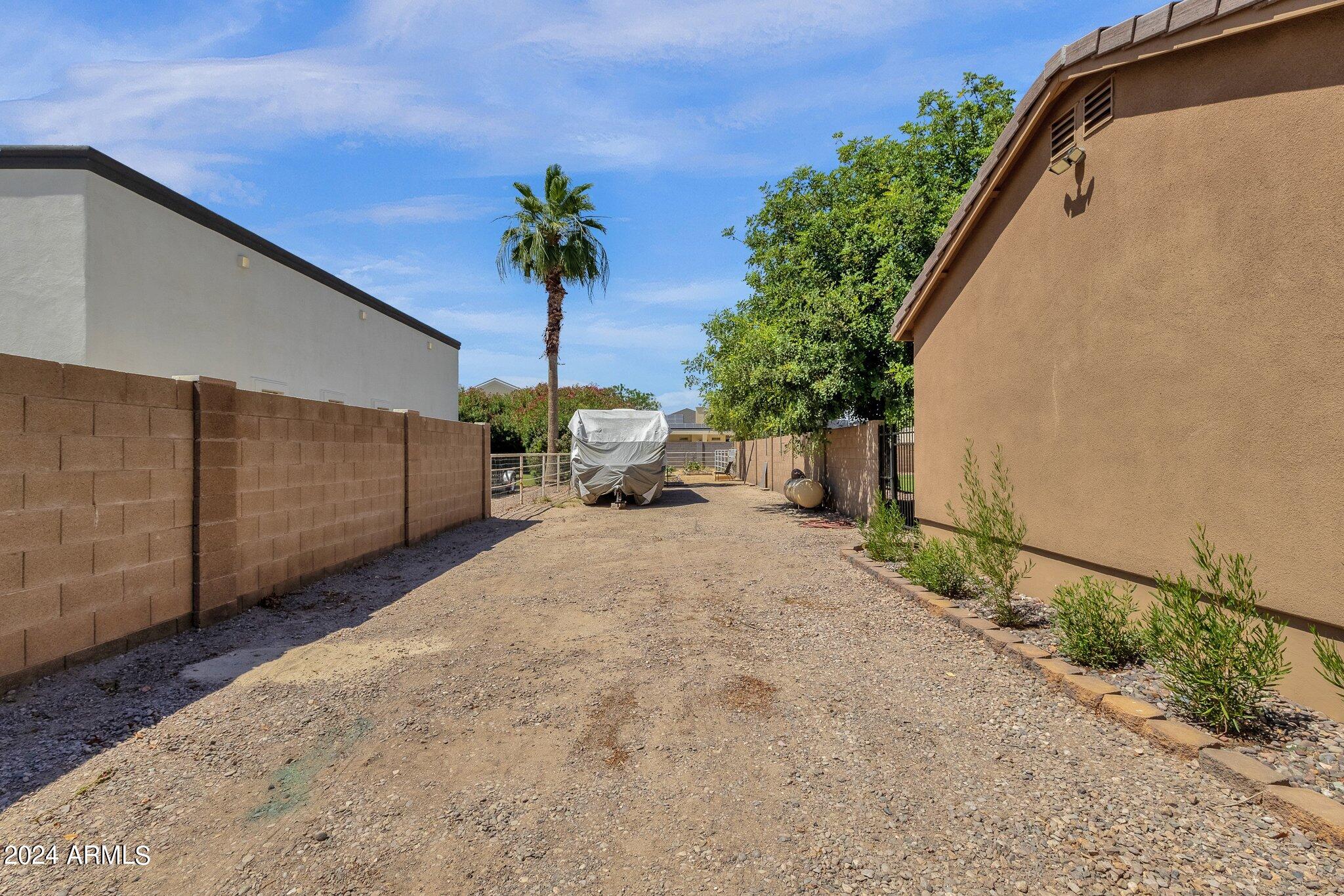 2512 E ARROWHEAD Trail