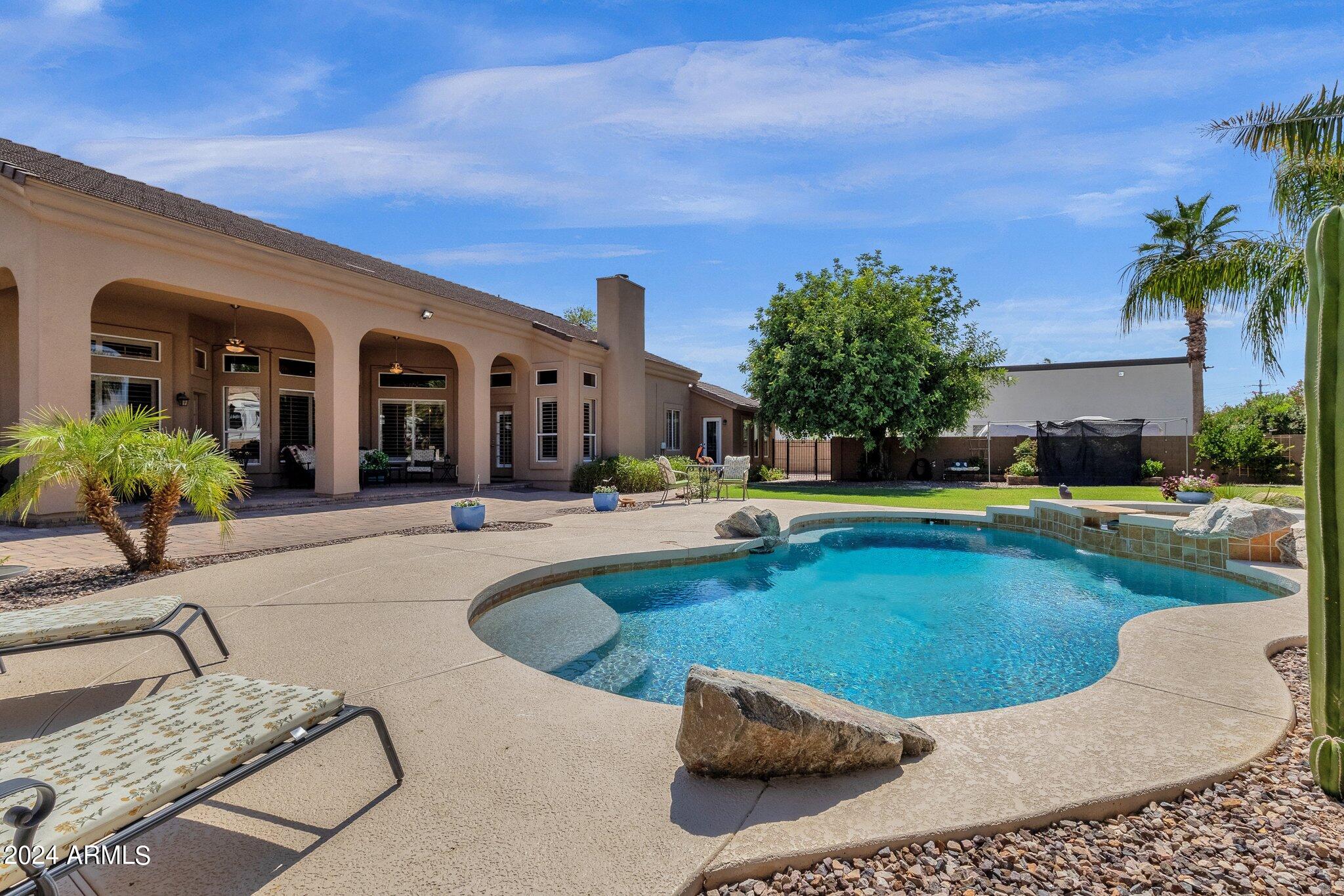 2512 E ARROWHEAD Trail