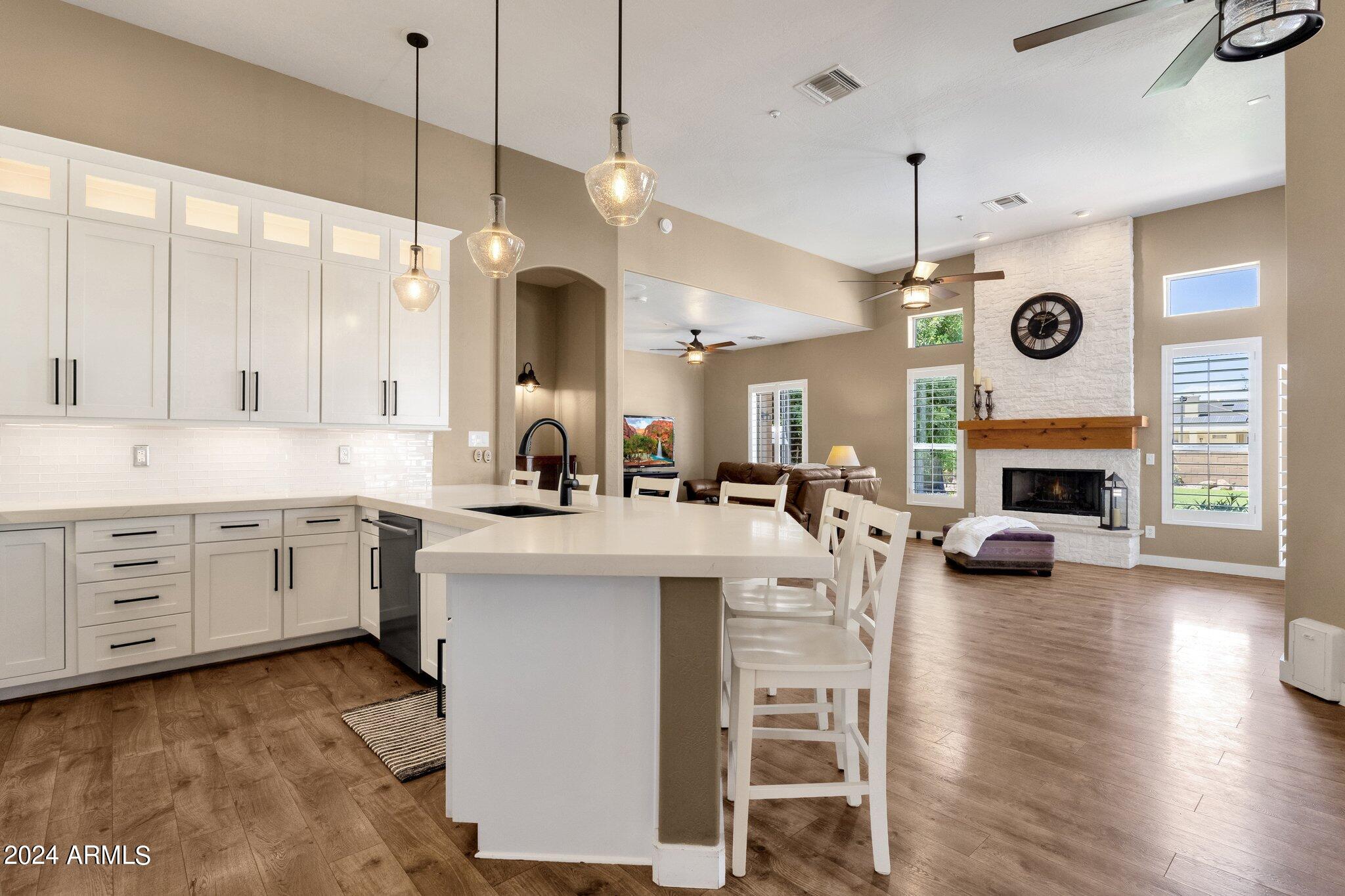 2512 E ARROWHEAD Trail