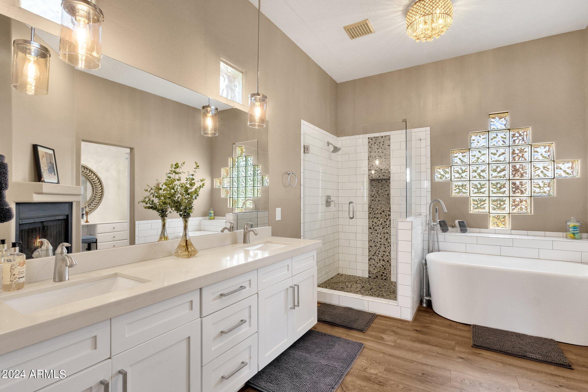 2512 E ARROWHEAD Trail