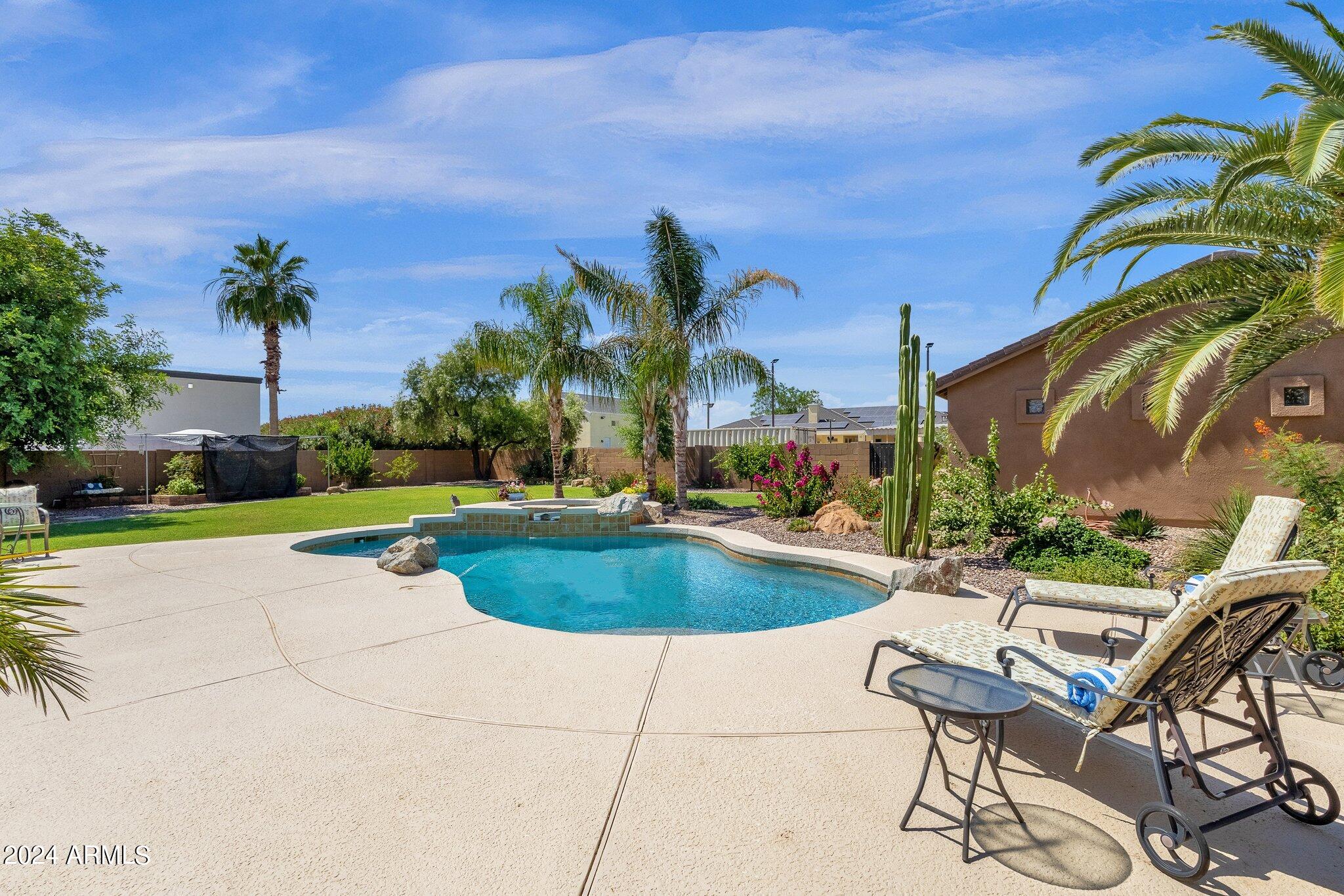 2512 E ARROWHEAD Trail