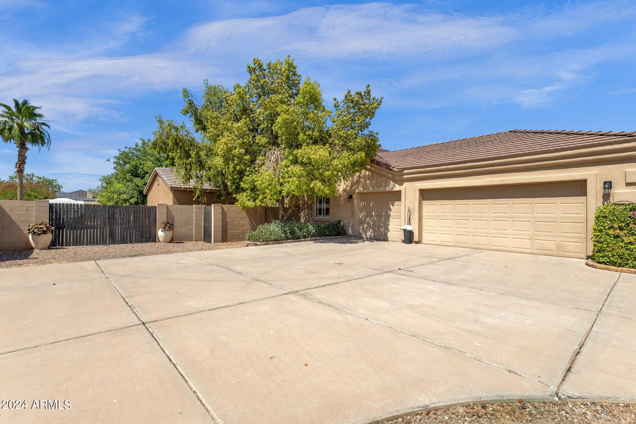 2512 E ARROWHEAD Trail