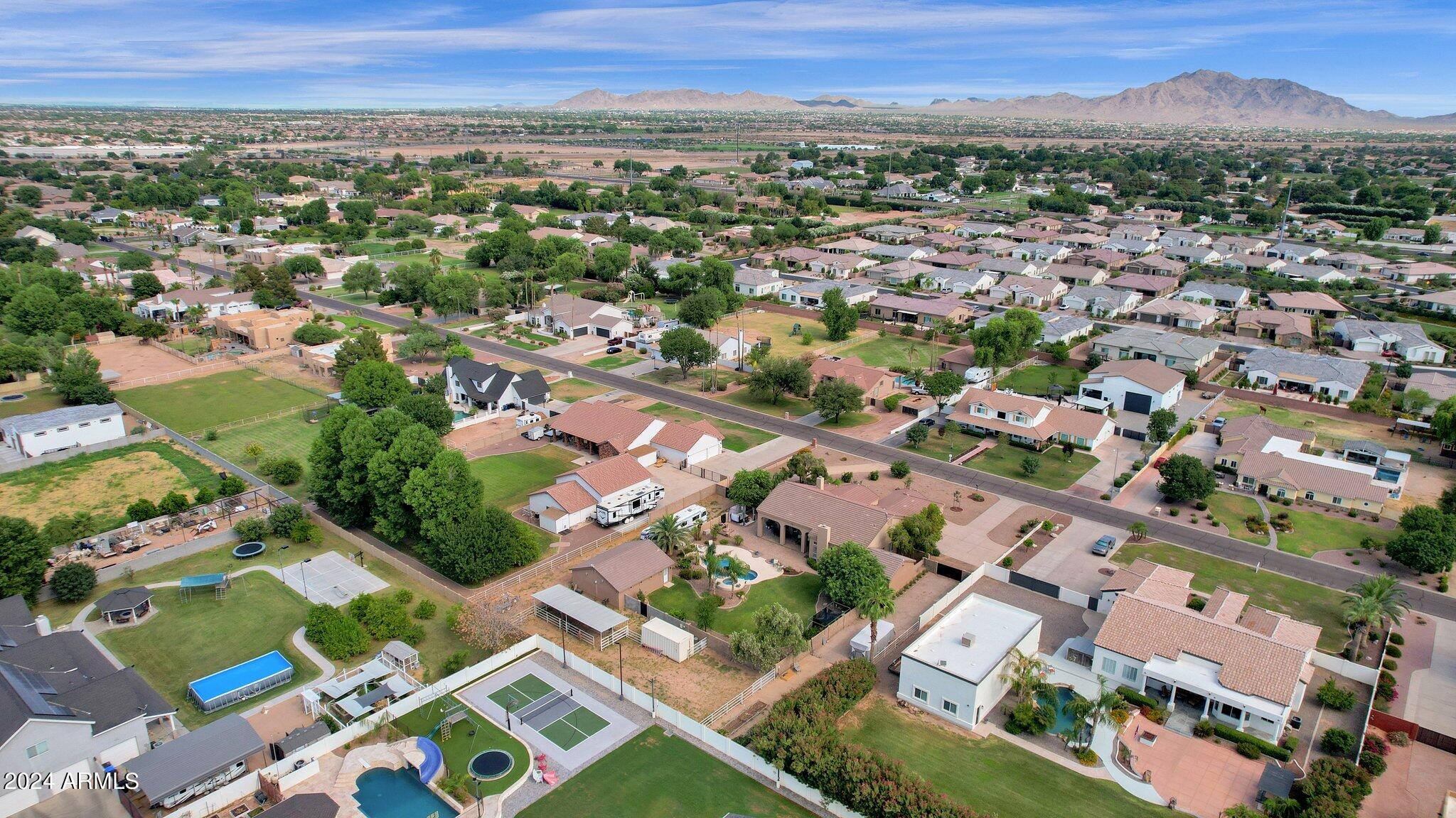 2512 E ARROWHEAD Trail