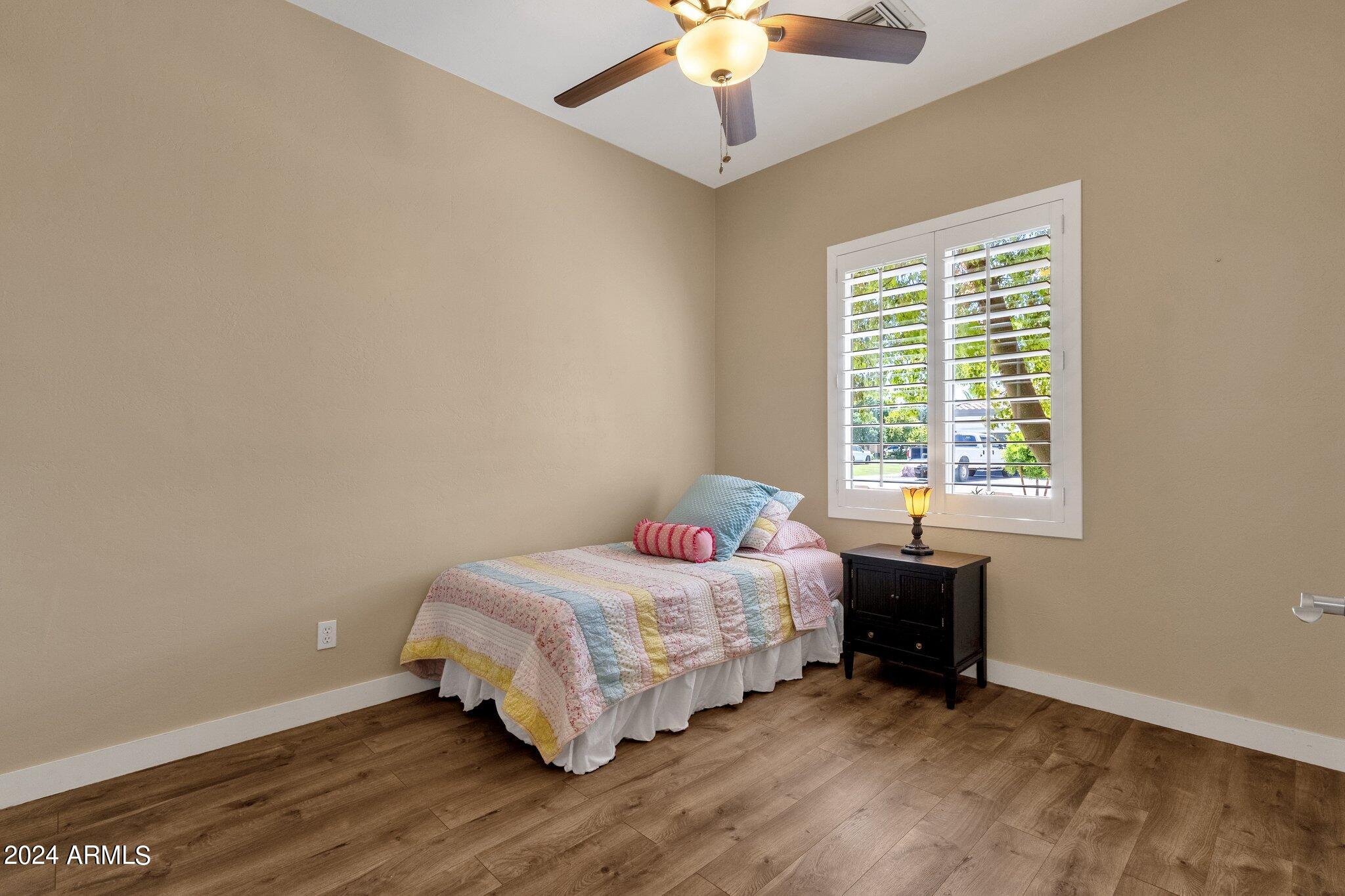 2512 E ARROWHEAD Trail