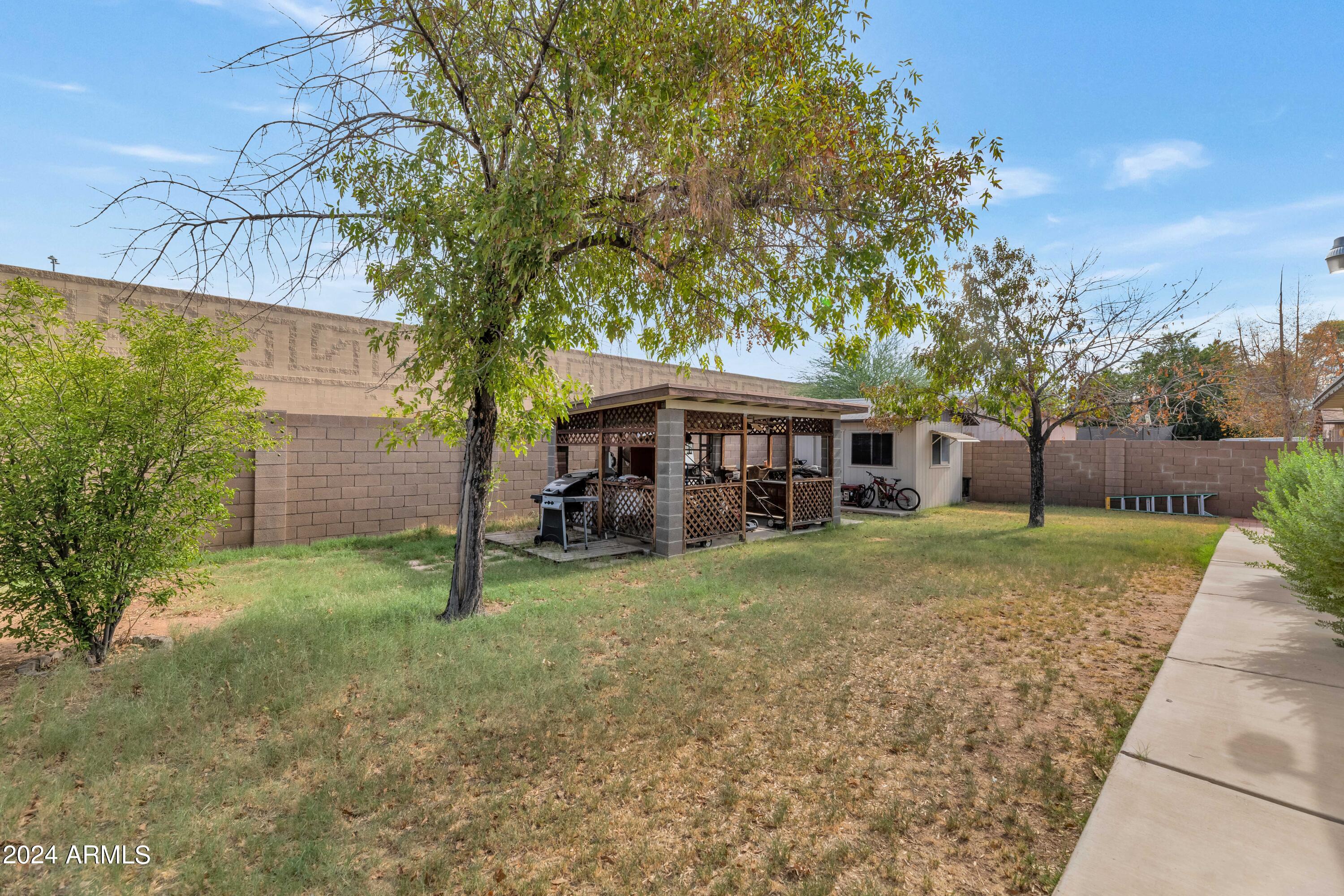 2328 E ISABELLA Avenue