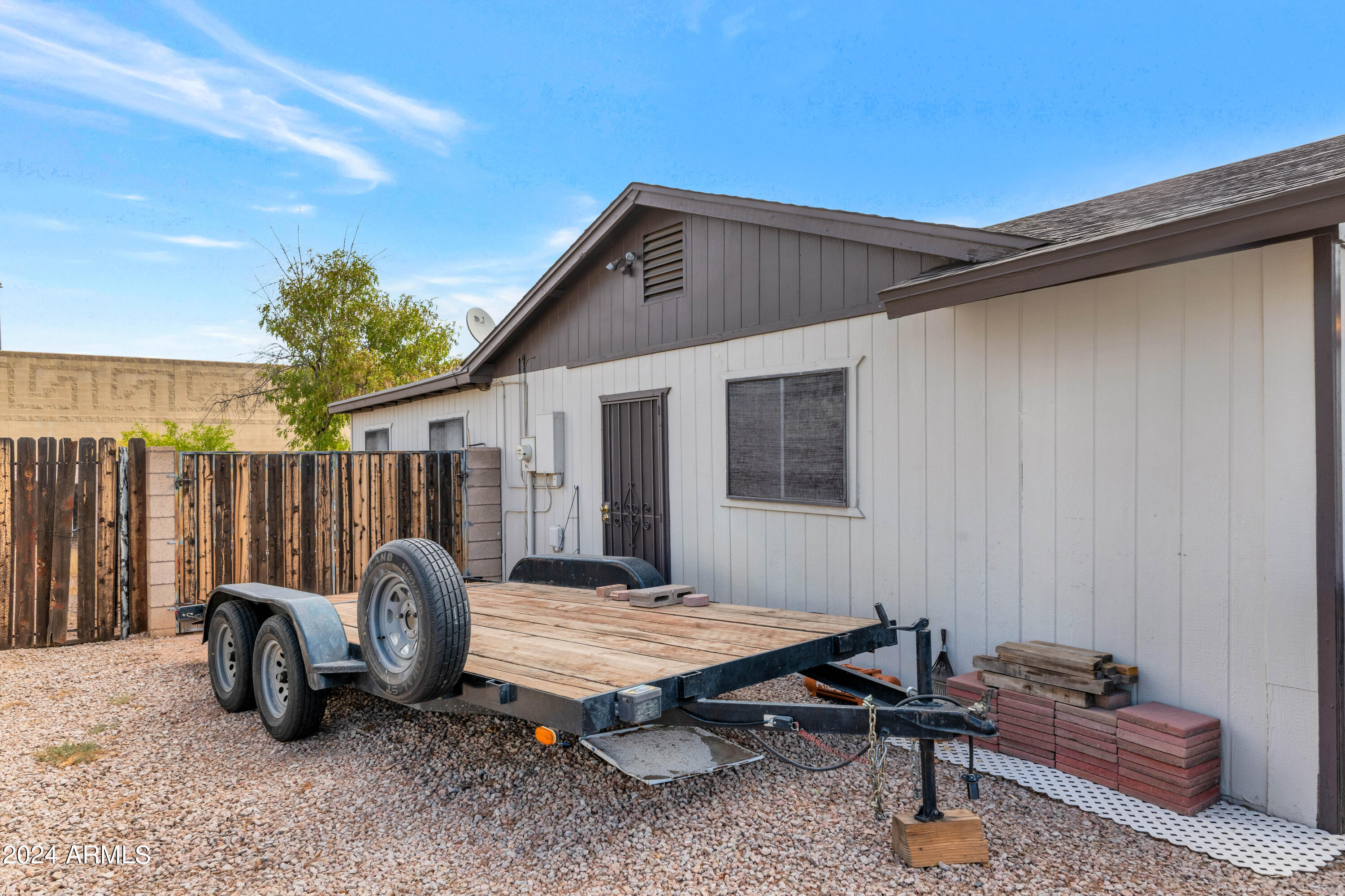 2328 E ISABELLA Avenue