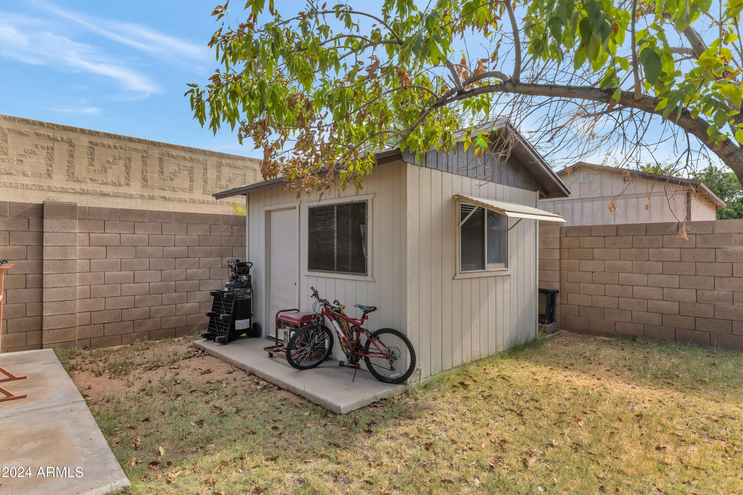 2328 E ISABELLA Avenue