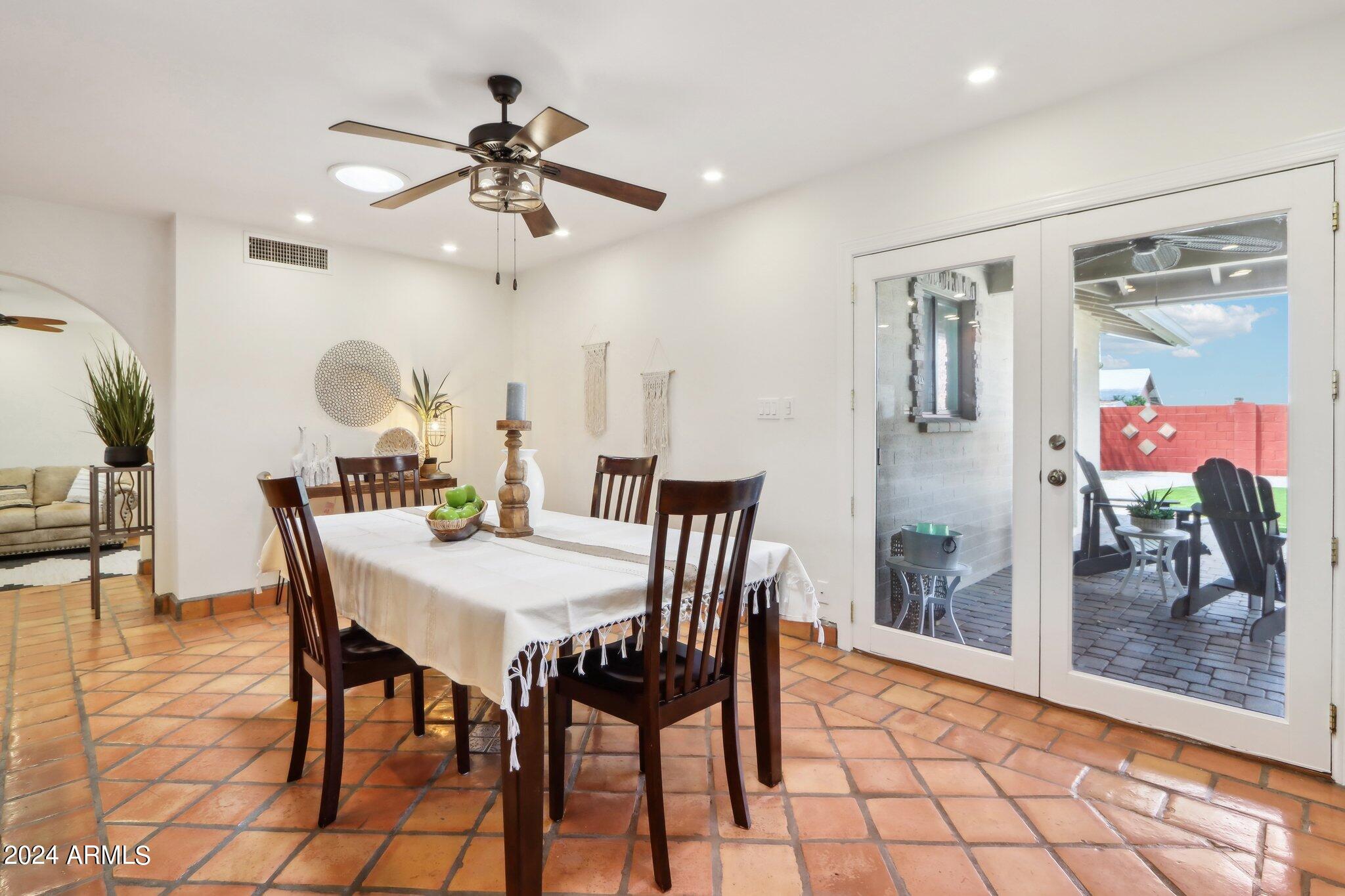 3116 E SIERRA Street