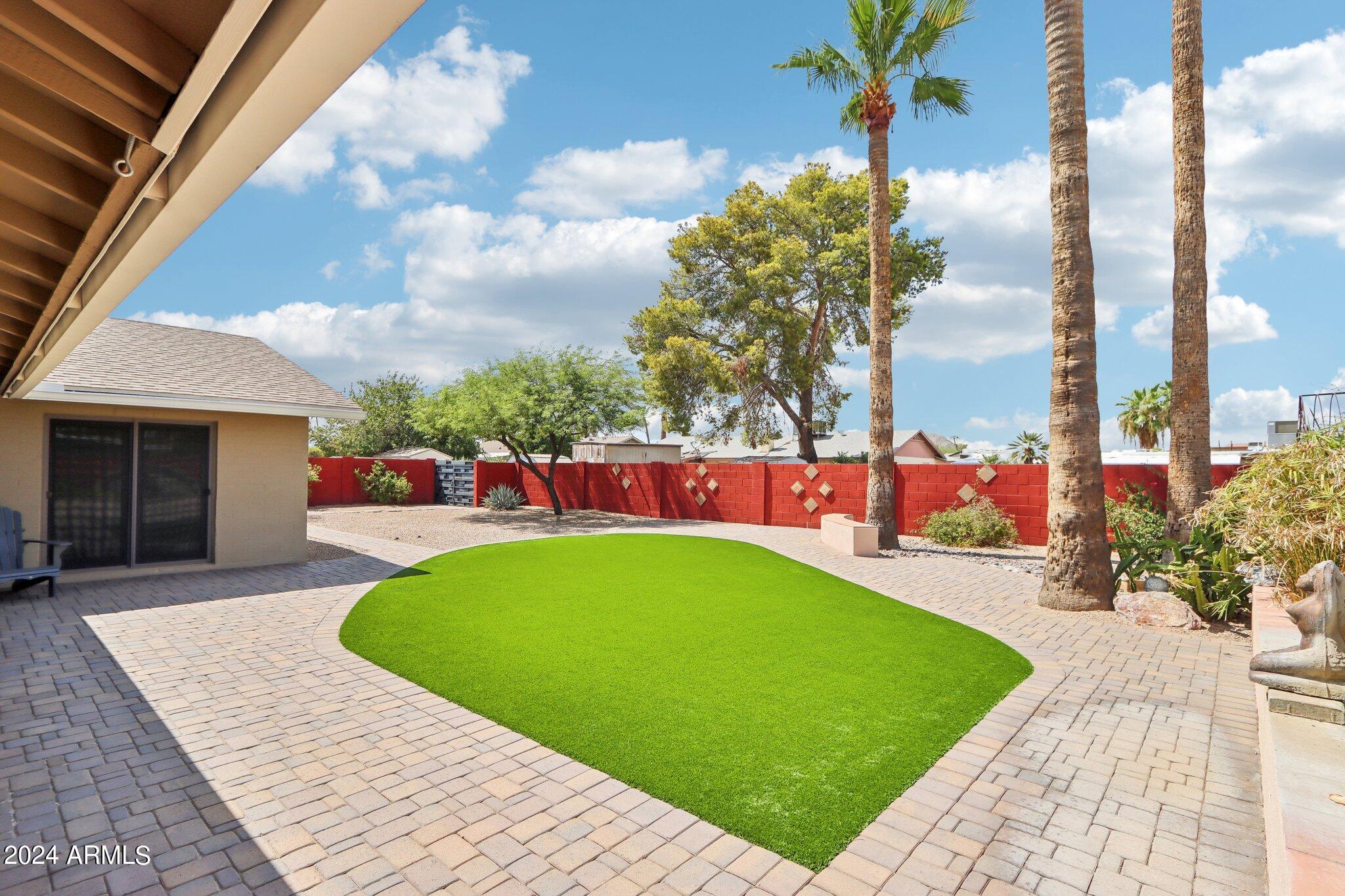 3116 E SIERRA Street