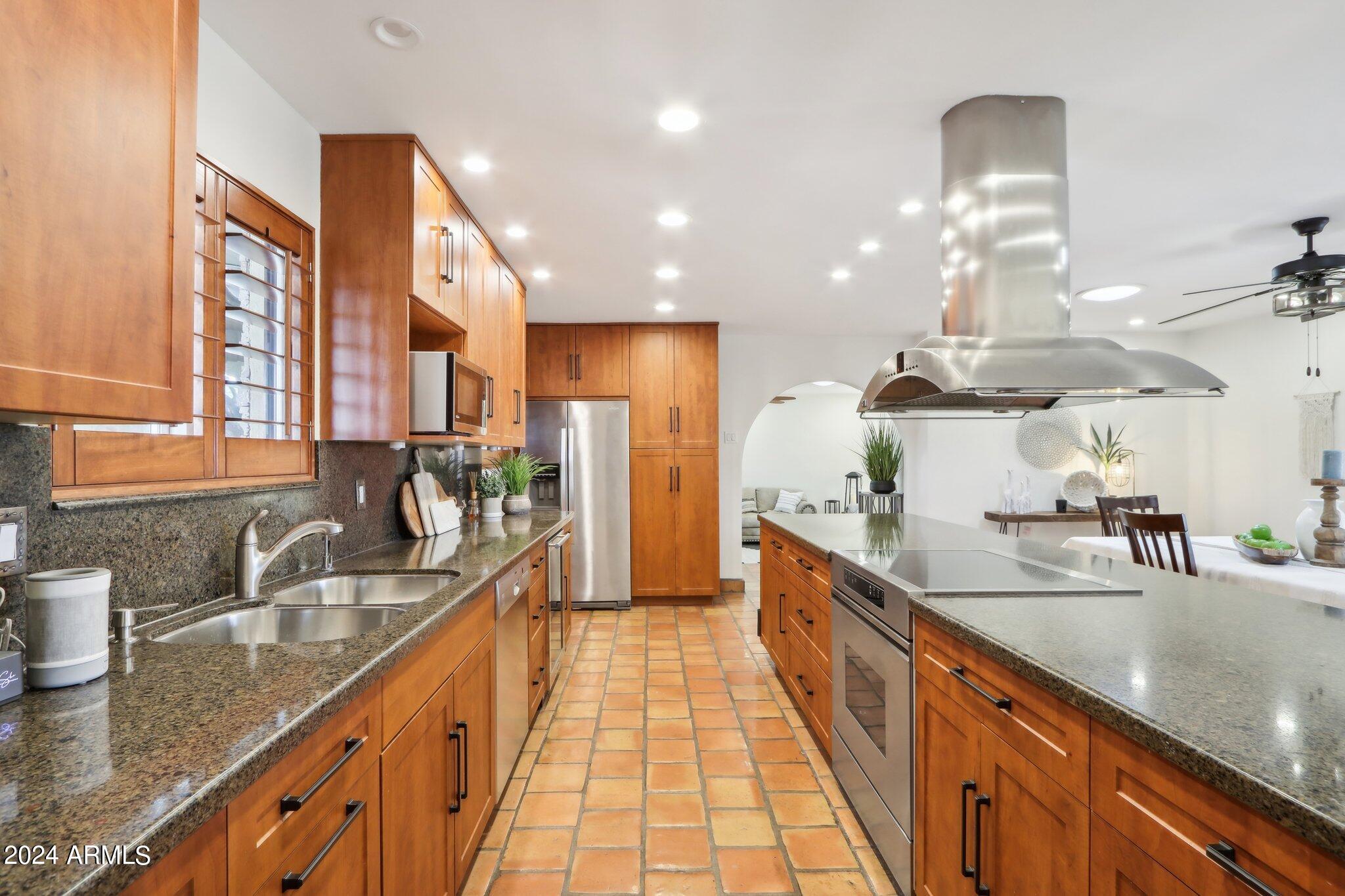 3116 E SIERRA Street