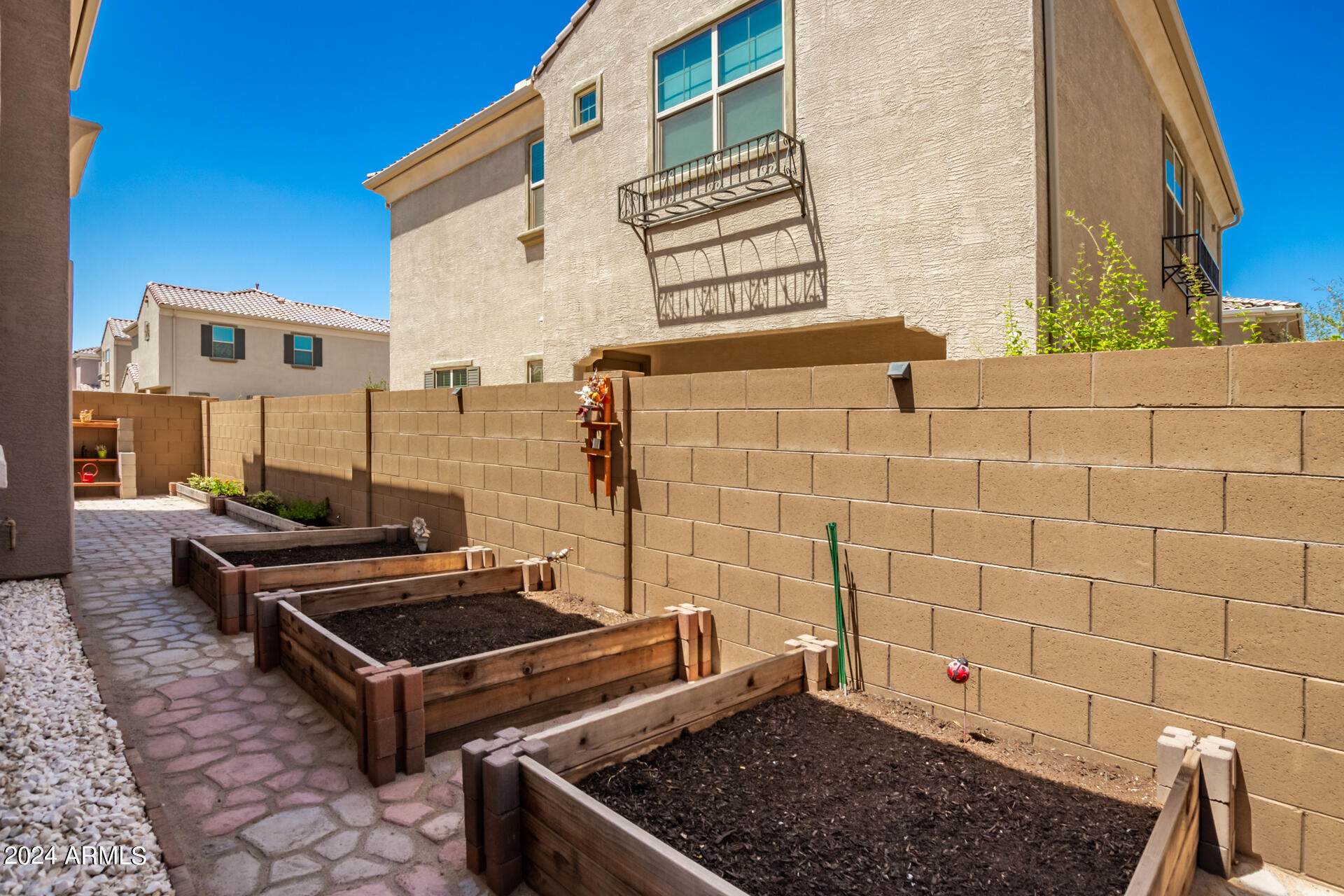 1132 E NEWLAND Drive