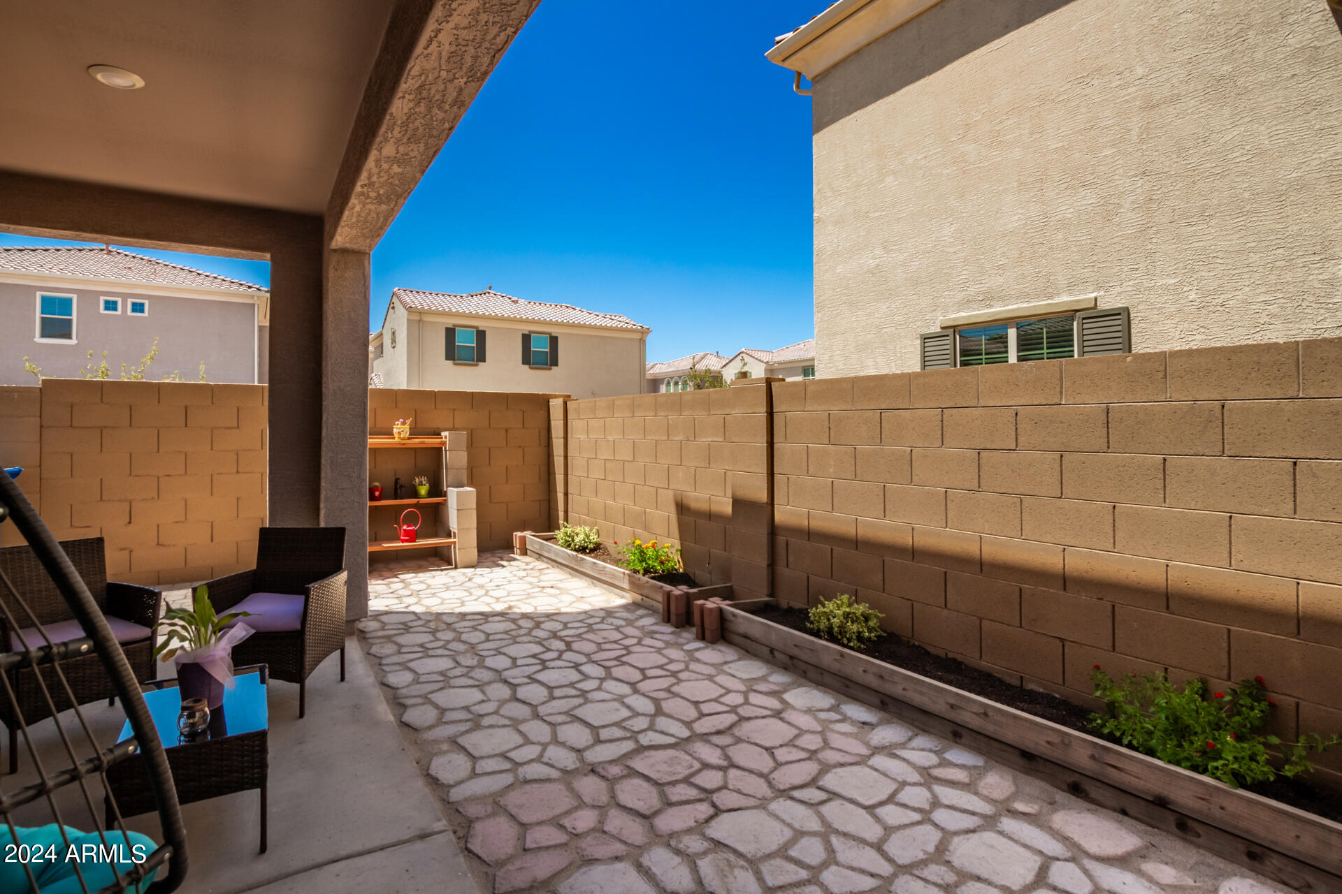 1132 E NEWLAND Drive