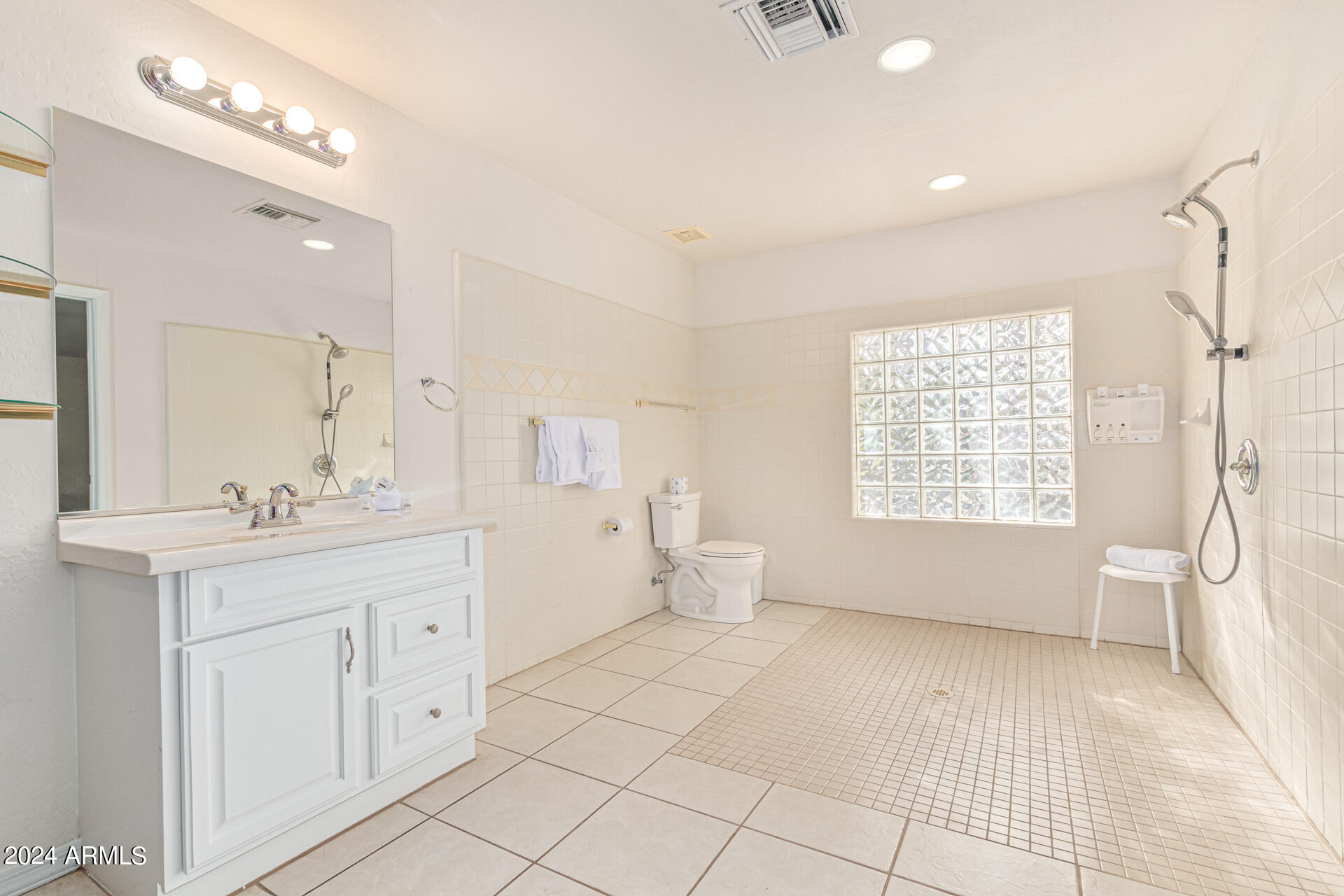 2321 W DESERT HILLS Drive