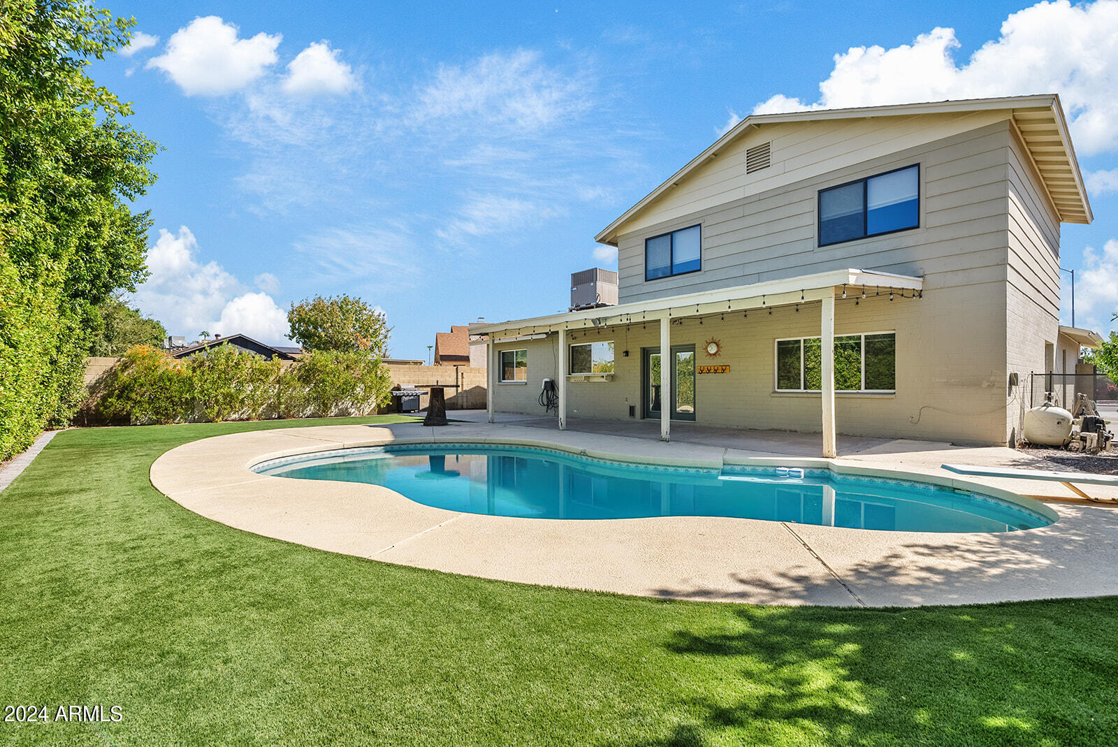 2544 W KNOWLES Avenue