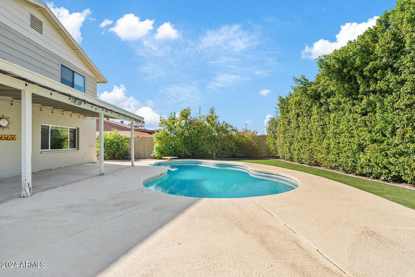 2544 W KNOWLES Avenue