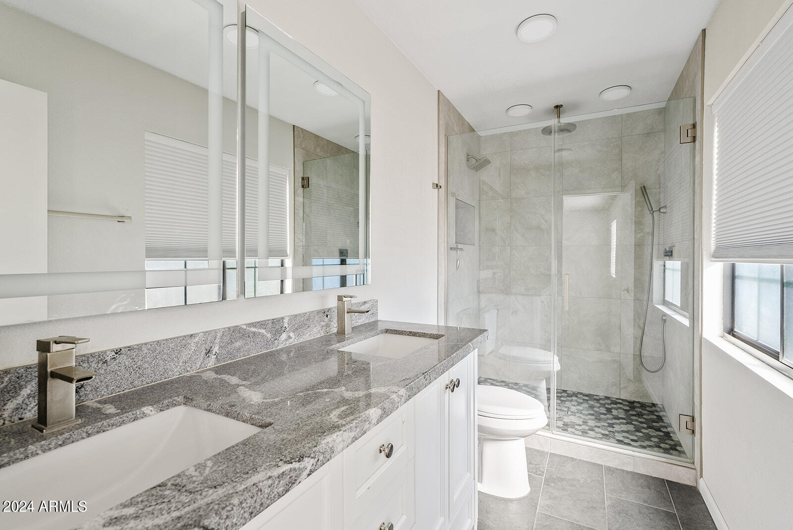 2544 W KNOWLES Avenue