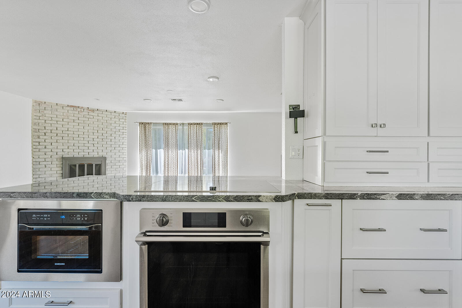 2544 W KNOWLES Avenue