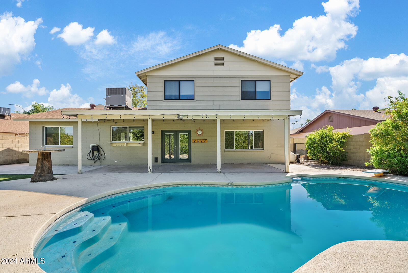 2544 W KNOWLES Avenue