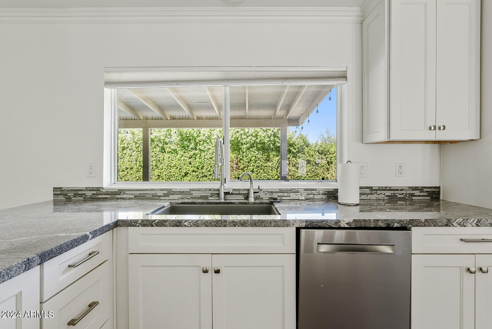 2544 W KNOWLES Avenue