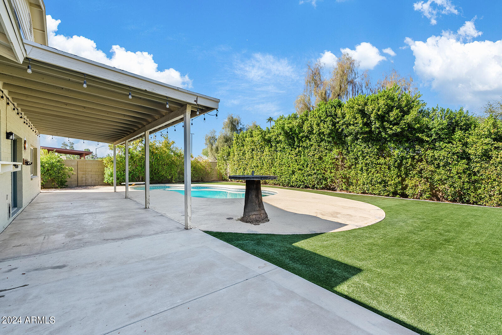 2544 W KNOWLES Avenue