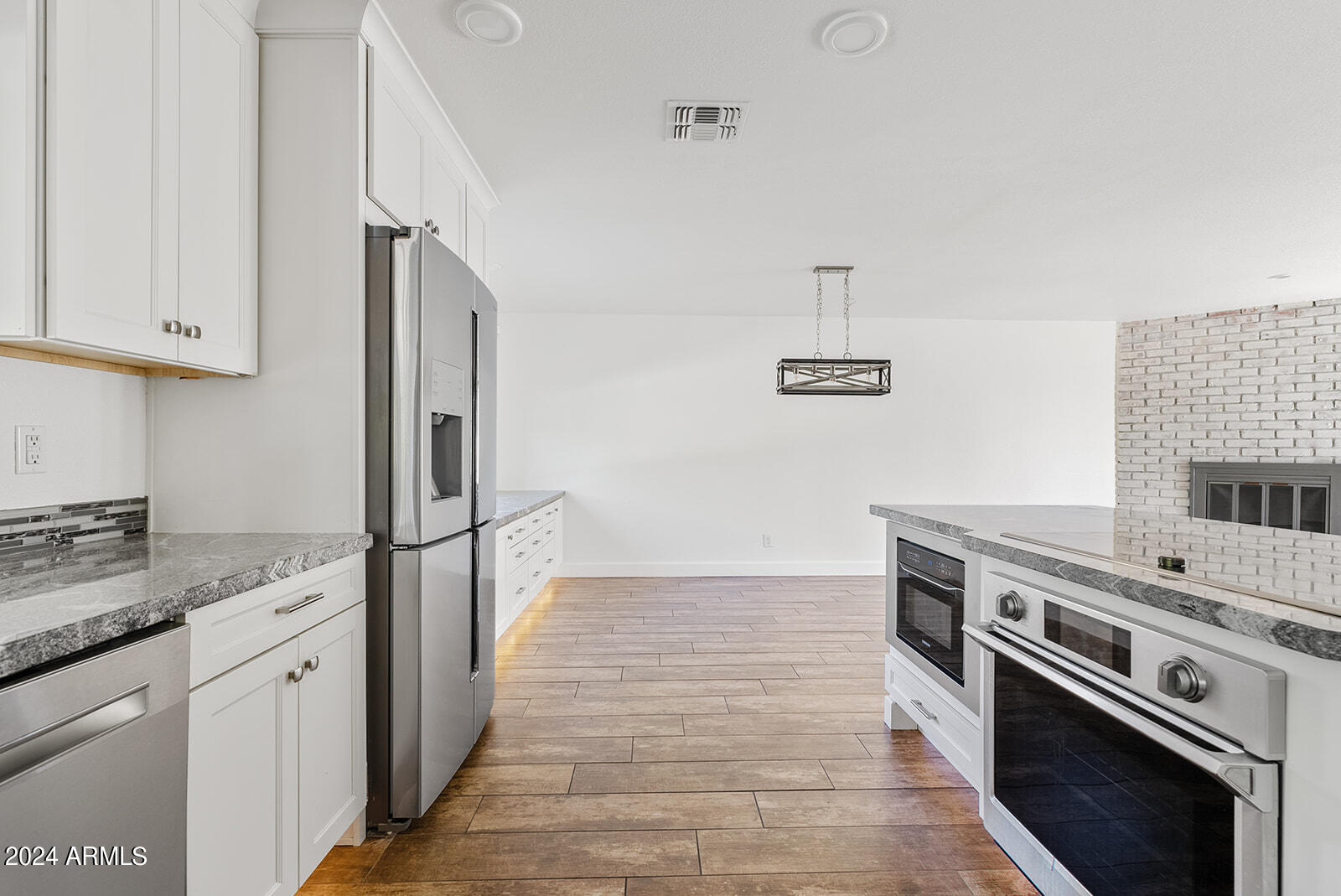 2544 W KNOWLES Avenue