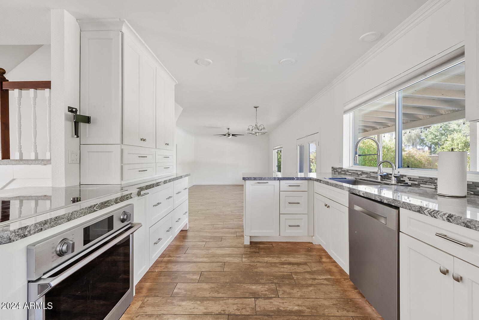 2544 W KNOWLES Avenue