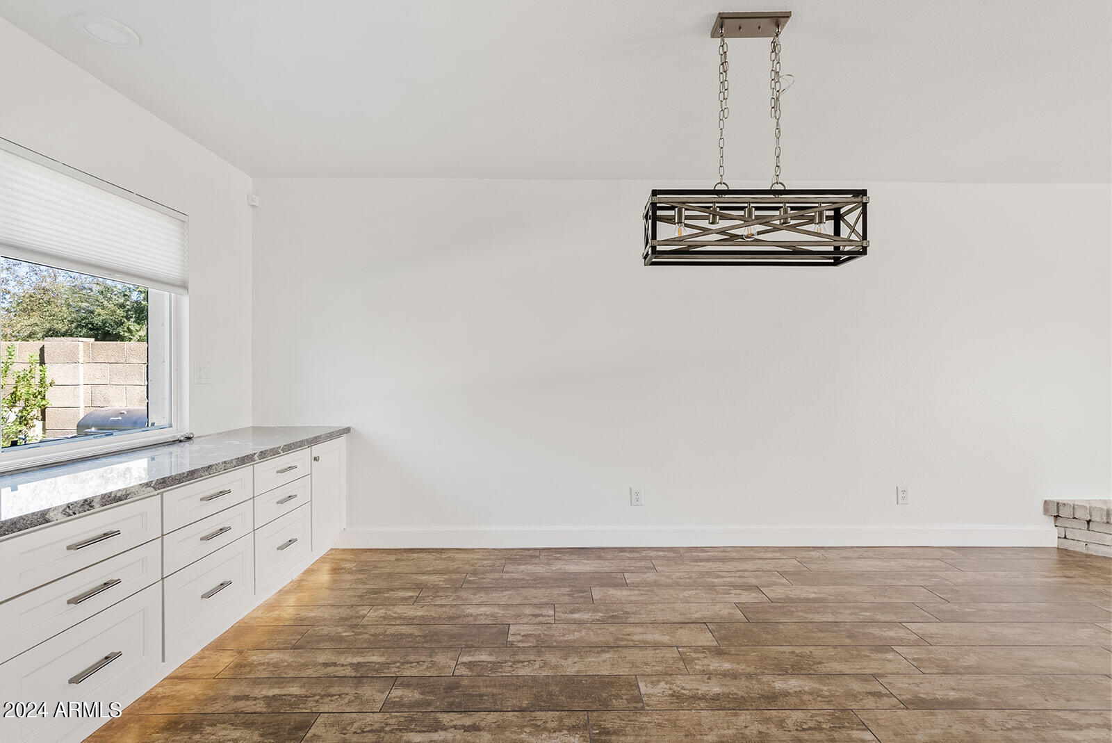 2544 W KNOWLES Avenue