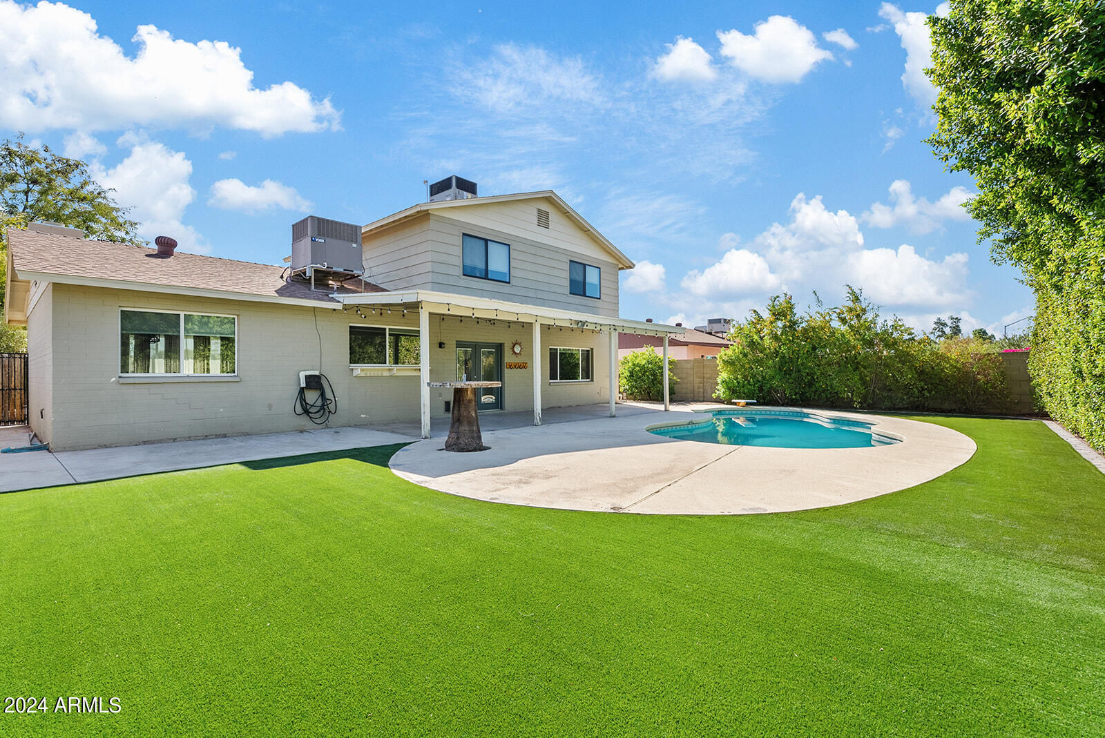 2544 W KNOWLES Avenue