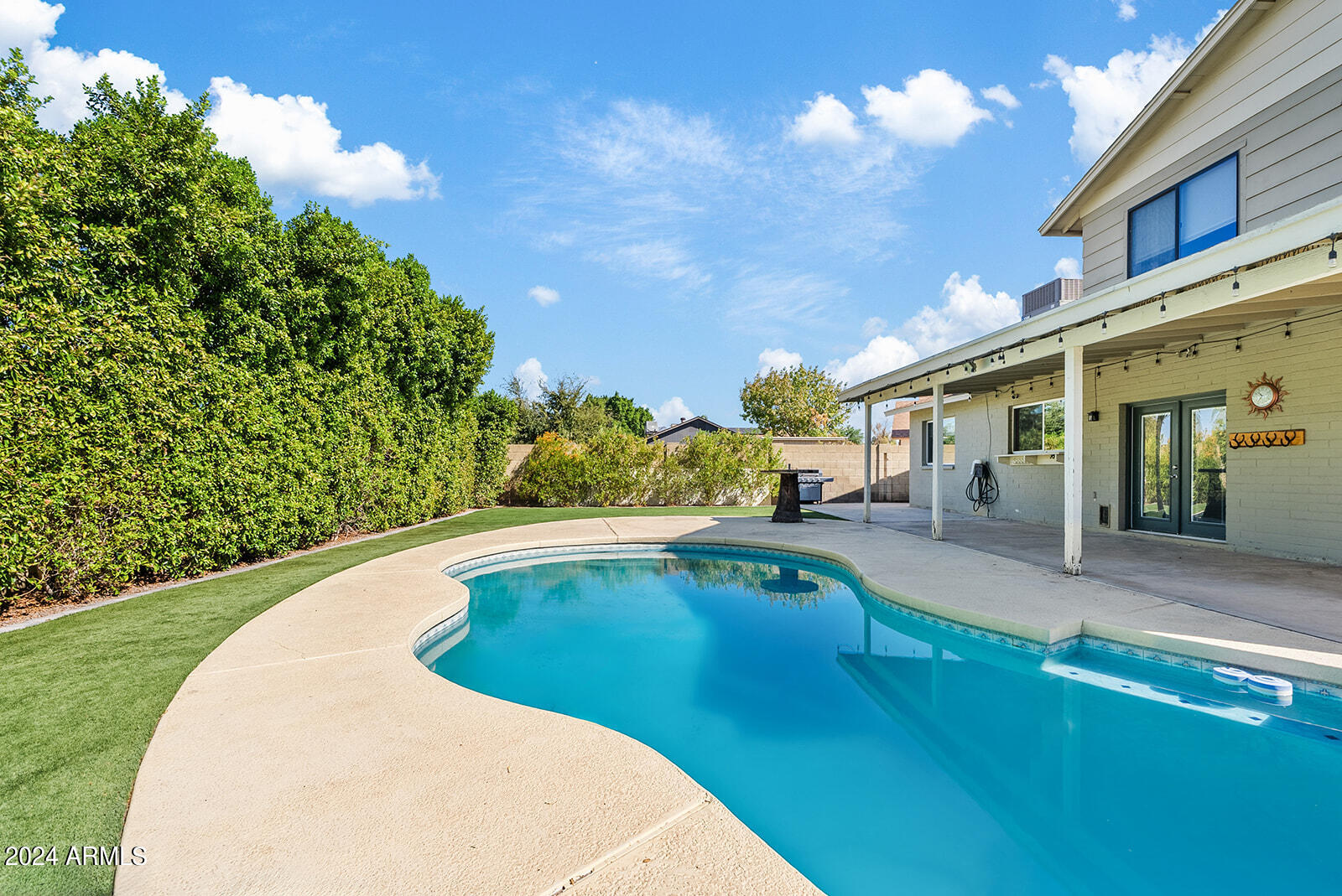 2544 W KNOWLES Avenue