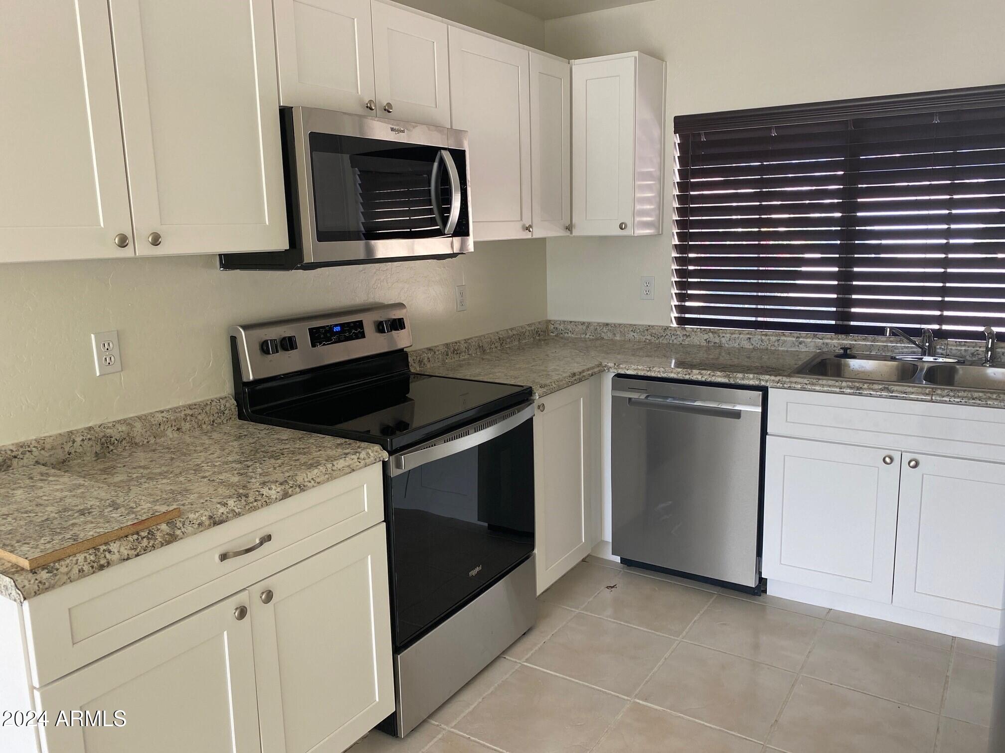 861 E GLENMERE Drive