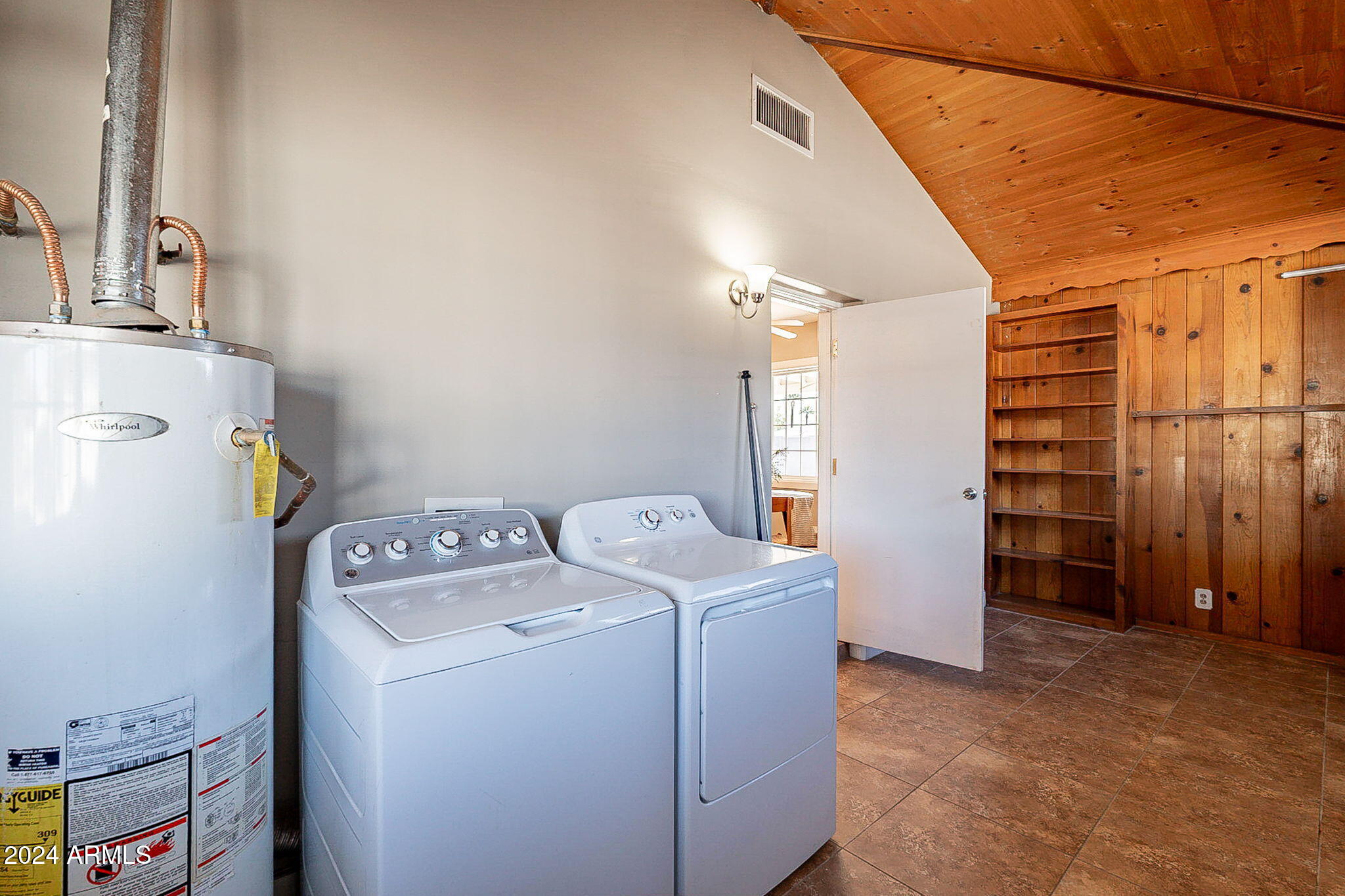 1611 W INDIANOLA Avenue