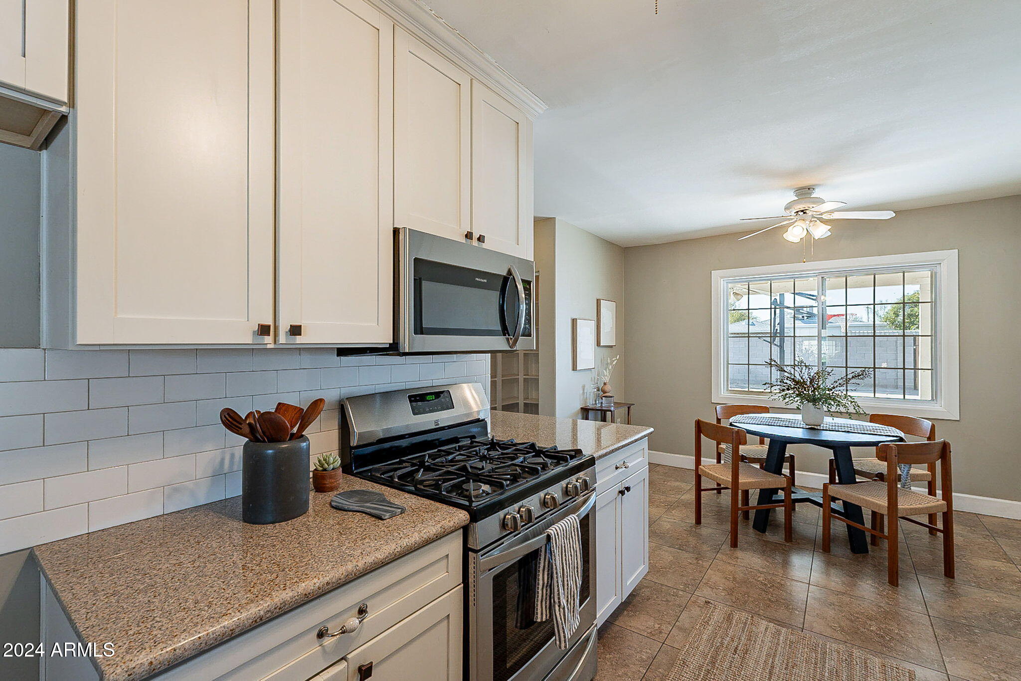 1611 W INDIANOLA Avenue