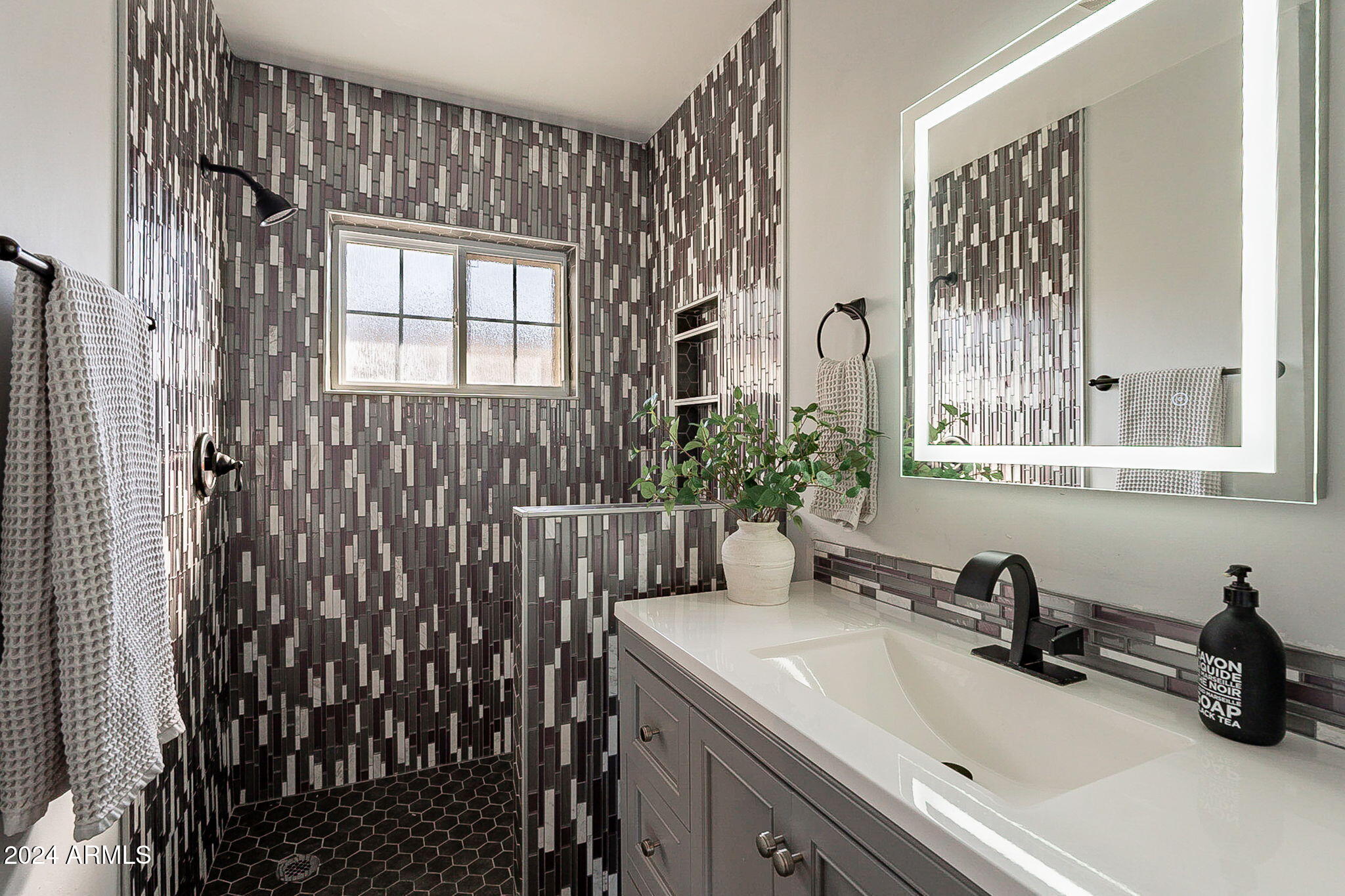 1611 W INDIANOLA Avenue