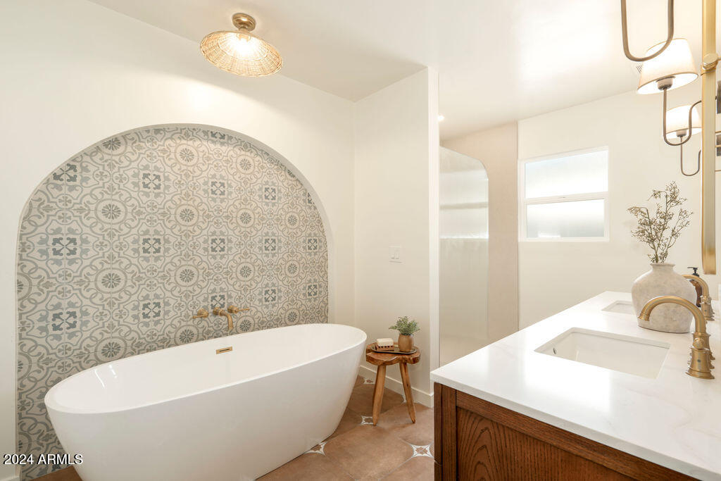 2 E CANTERBURY Court