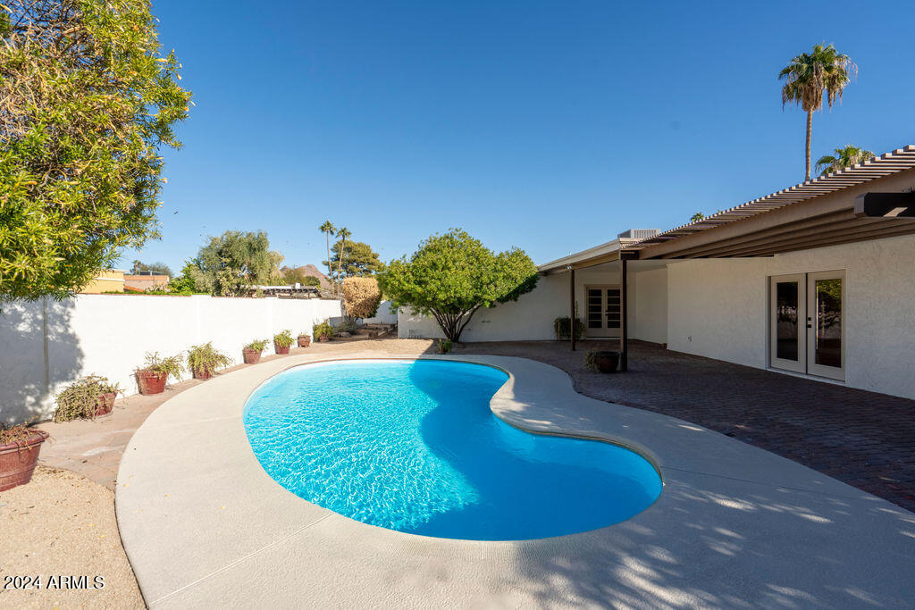 2 E CANTERBURY Court