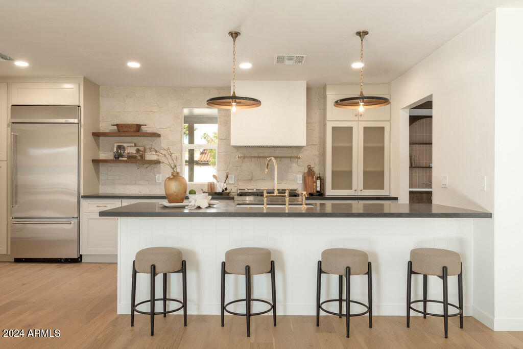 2 E CANTERBURY Court