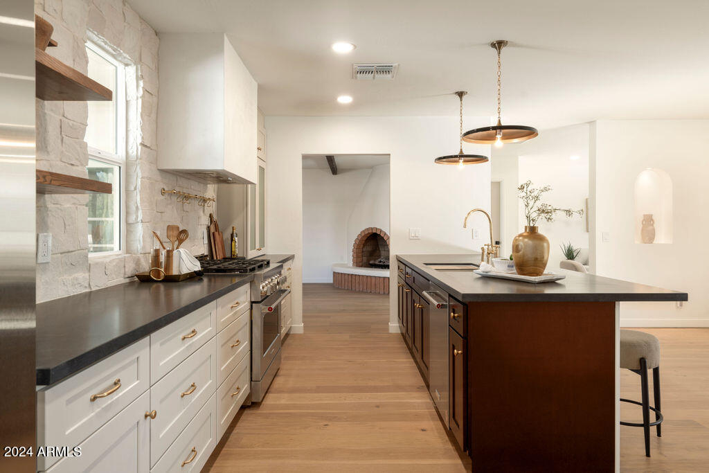 2 E CANTERBURY Court