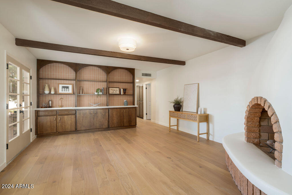 2 E CANTERBURY Court