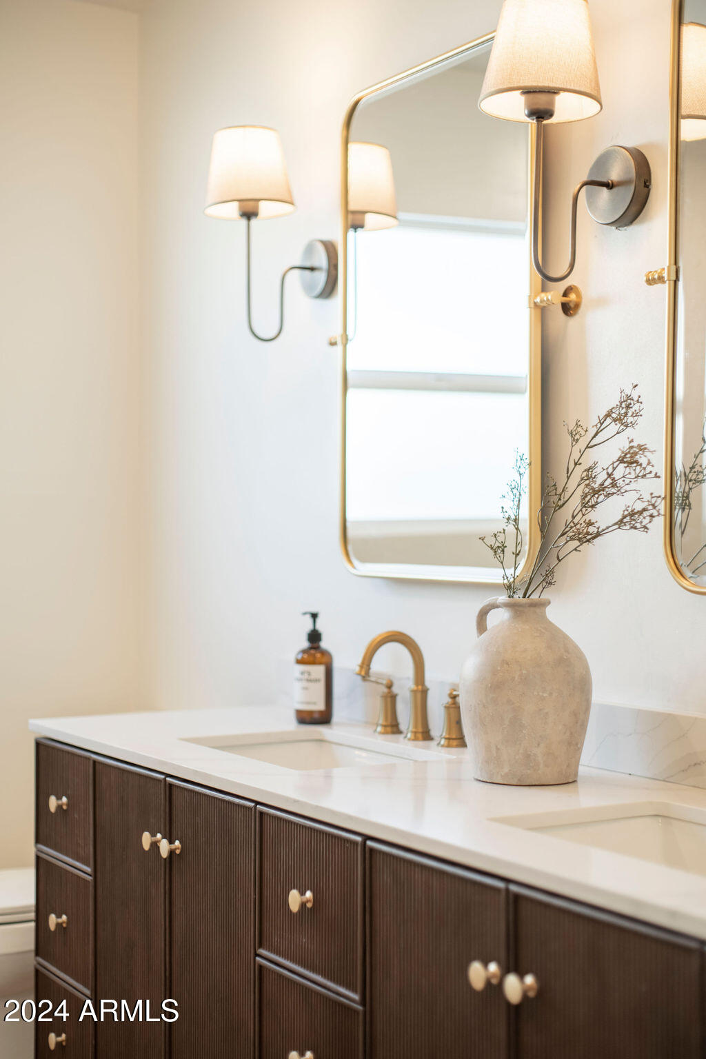 2 E CANTERBURY Court