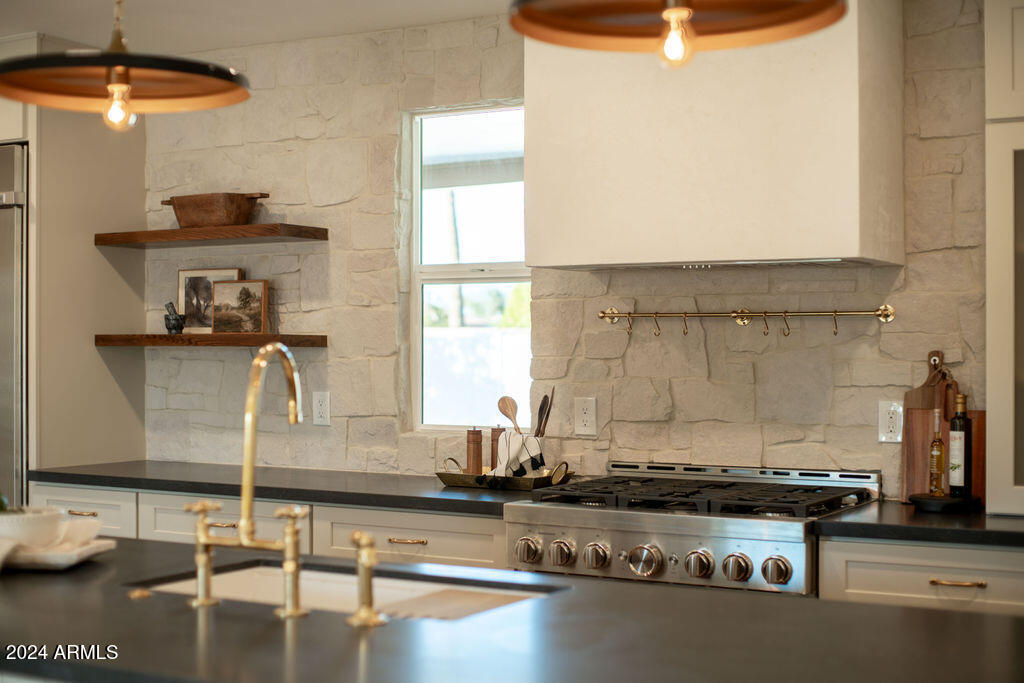 2 E CANTERBURY Court