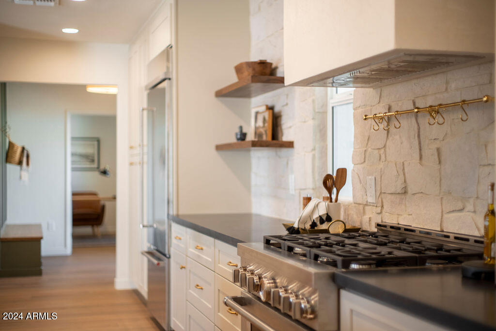 2 E CANTERBURY Court