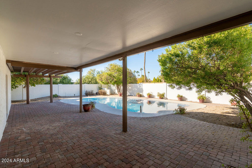 2 E CANTERBURY Court