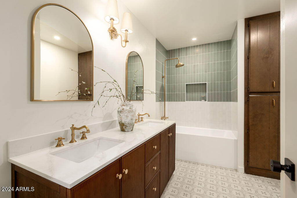 2 E CANTERBURY Court