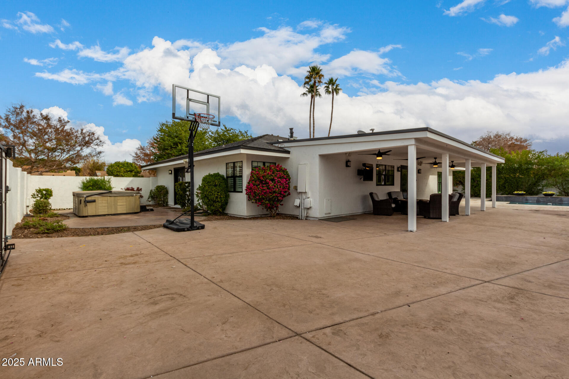 4017 E WILSHIRE Drive