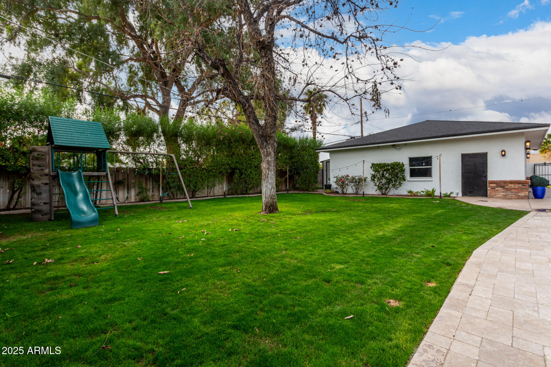 4017 E WILSHIRE Drive